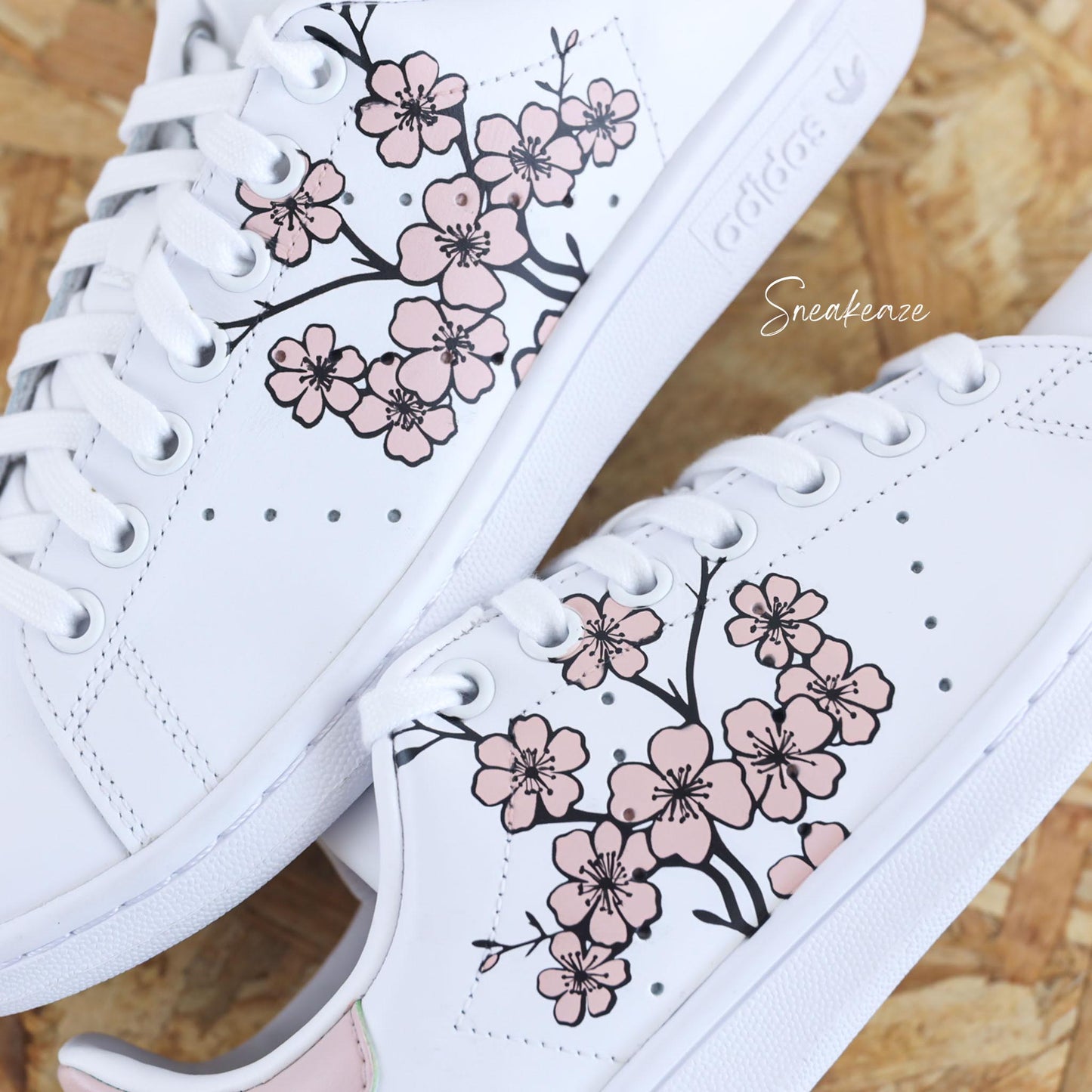 Adidas Stan Smith Custom Cherry Blossom Fleurs de Cerisiers Sakura rouge peint à la main - sneakers personnalisé adidas unisexe dessin japon kawaii