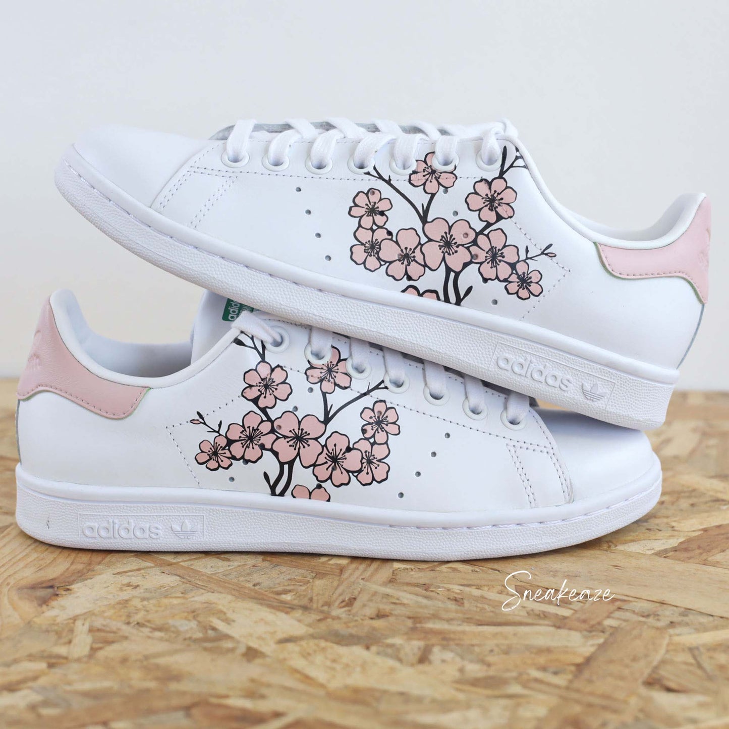 Adidas Stan Smith Custom Cherry Blossom Fleurs de Cerisiers Sakura rouge peint à la main - sneakers personnalisé adidas unisexe dessin japon kawaii