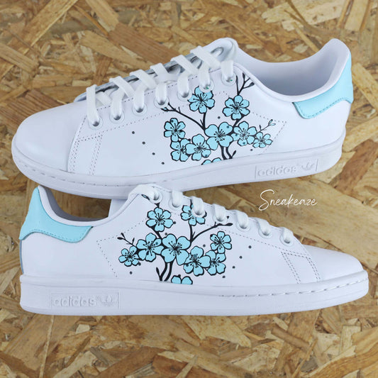 Adidas Stan Smith Custom Cherry Blossom Fleurs de Cerisiers Sakura bleu ciel peint à la main - sneakers personnalisé adidas unisexe dessin japon kawaii