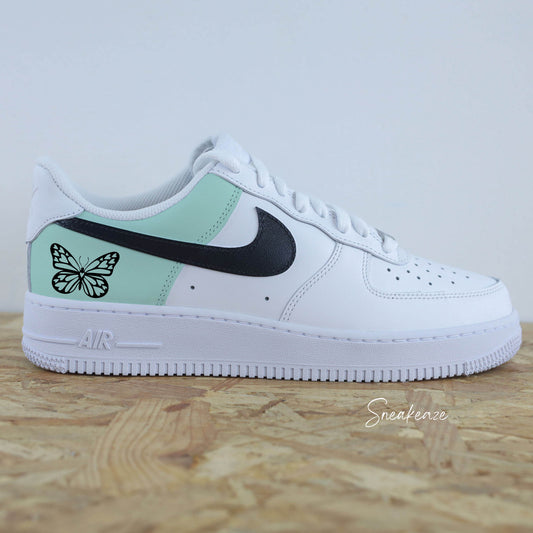 Baskets Nike Air Force 1 custom color block vert d'eau pastel avec signes nike peint en noir et papillon sneakeaze custom
