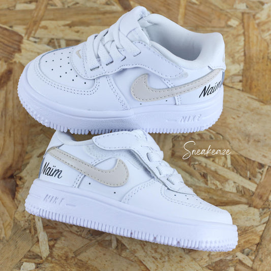 baskets nike air force 1 custom enfant - swoosh prénom pastel sneakeaze skz customs
