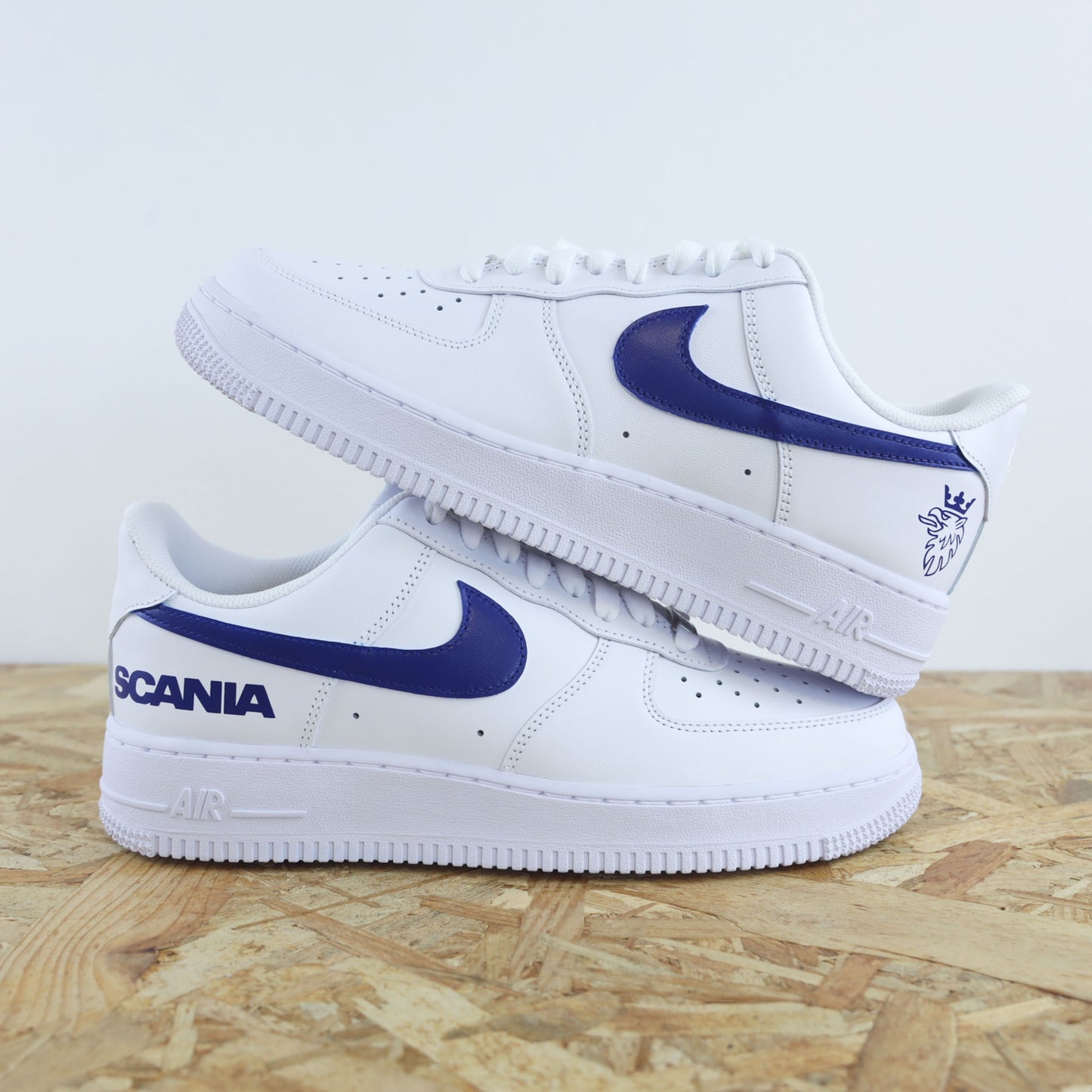 Baskets Nike Air Force 1 custom Scania bleu marine sneakeaze customs