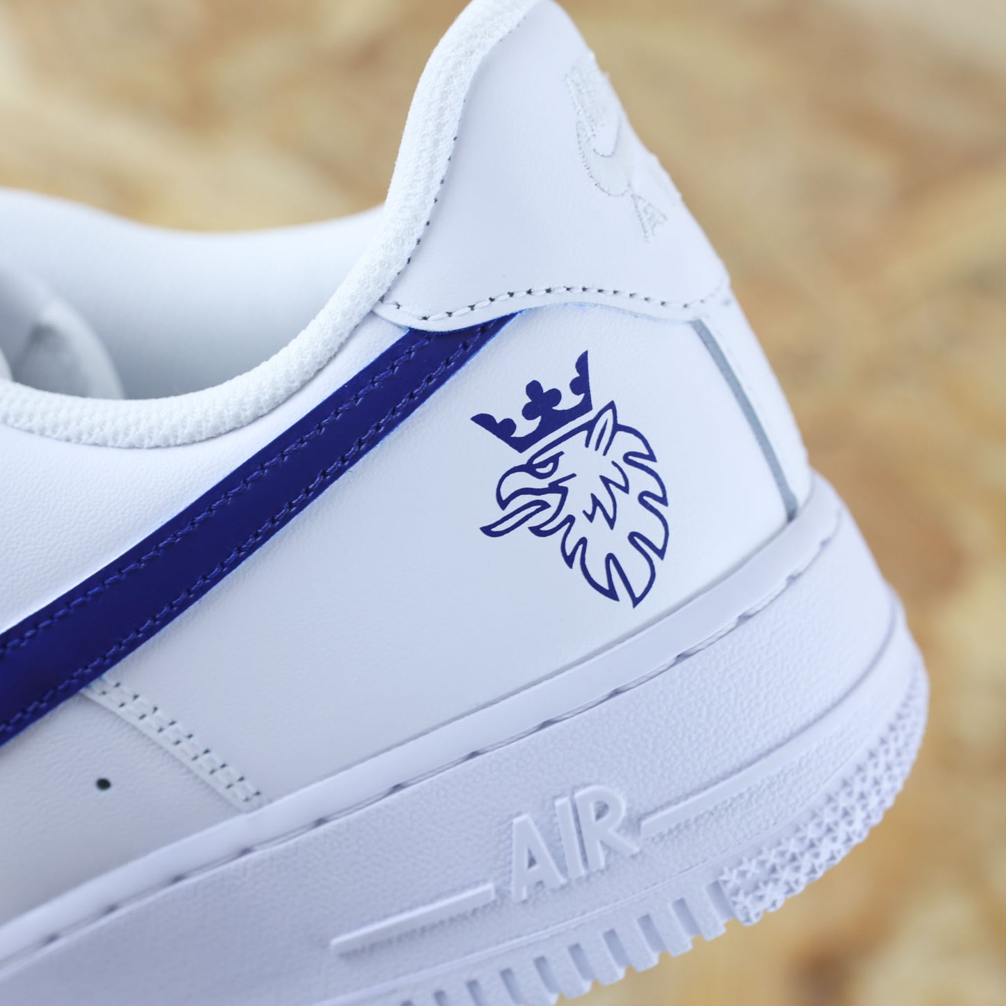 Baskets Nike Air Force 1 custom Scania bleu marine sneakeaze customs