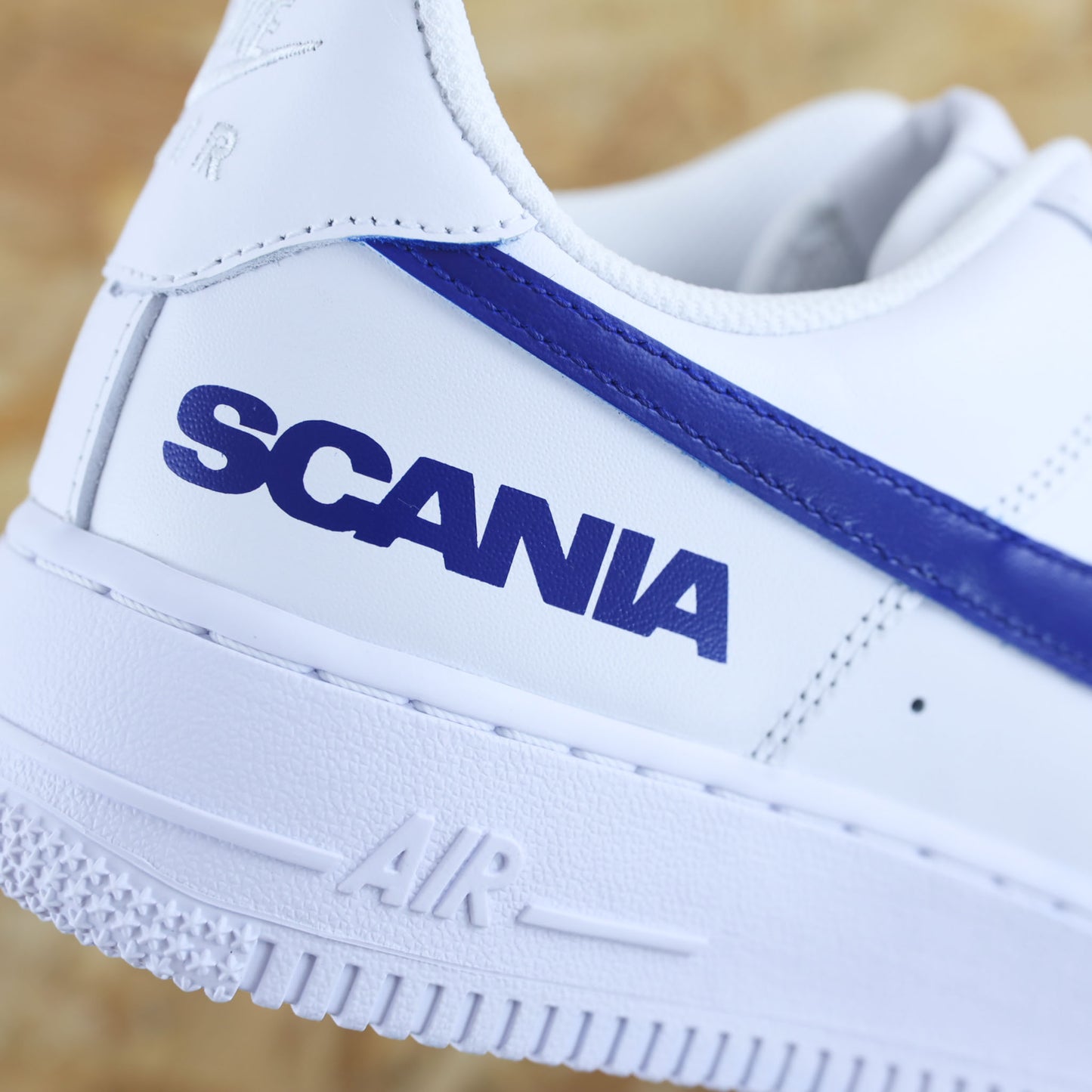 Baskets Nike Air Force 1 custom Scania bleu marine sneakeaze customs