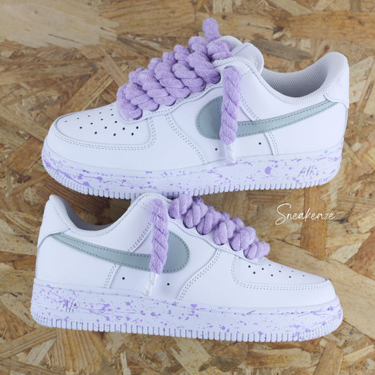 Baskets Nike Air Force 1 custom Lacets Corde lila pastel et swoosh peint couleur vert de gris clair. Splash sur les semelles assortis sneakers rope laces sneakeaze custom