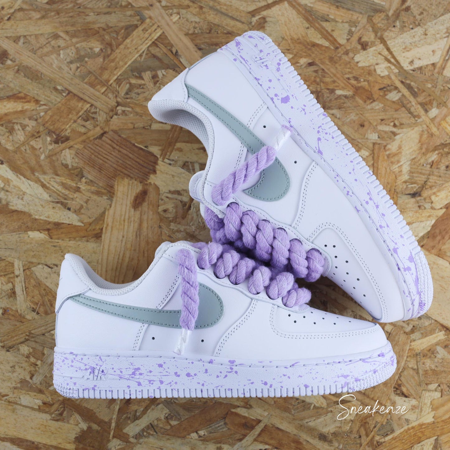 Baskets Nike Air Force 1 custom Lacets Corde lila pastel et swoosh peint couleur vert de gris clair. Splash sur les semelles assortis sneakers rope laces sneakeaze custom