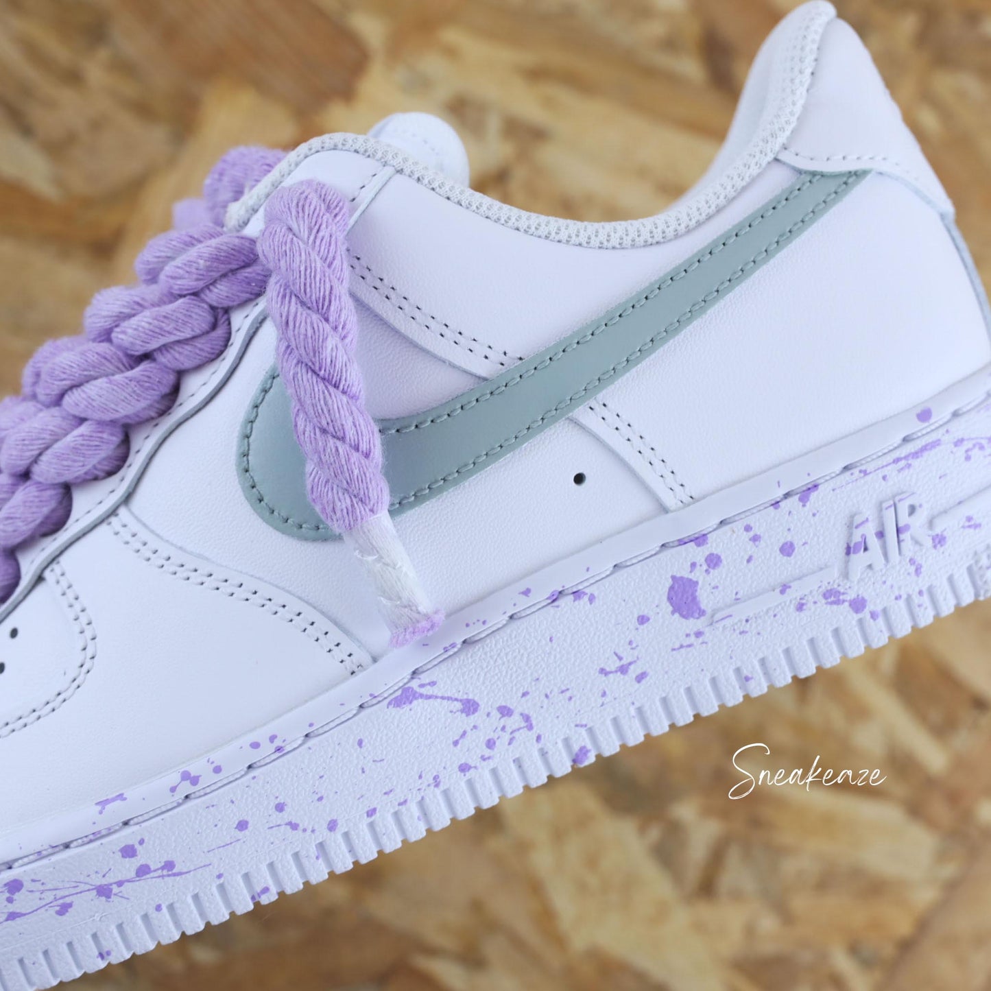 Baskets Nike Air Force 1 custom Lacets Corde lila pastel et swoosh peint couleur vert de gris clair. Splash sur les semelles assortis sneakers rope laces sneakeaze custom