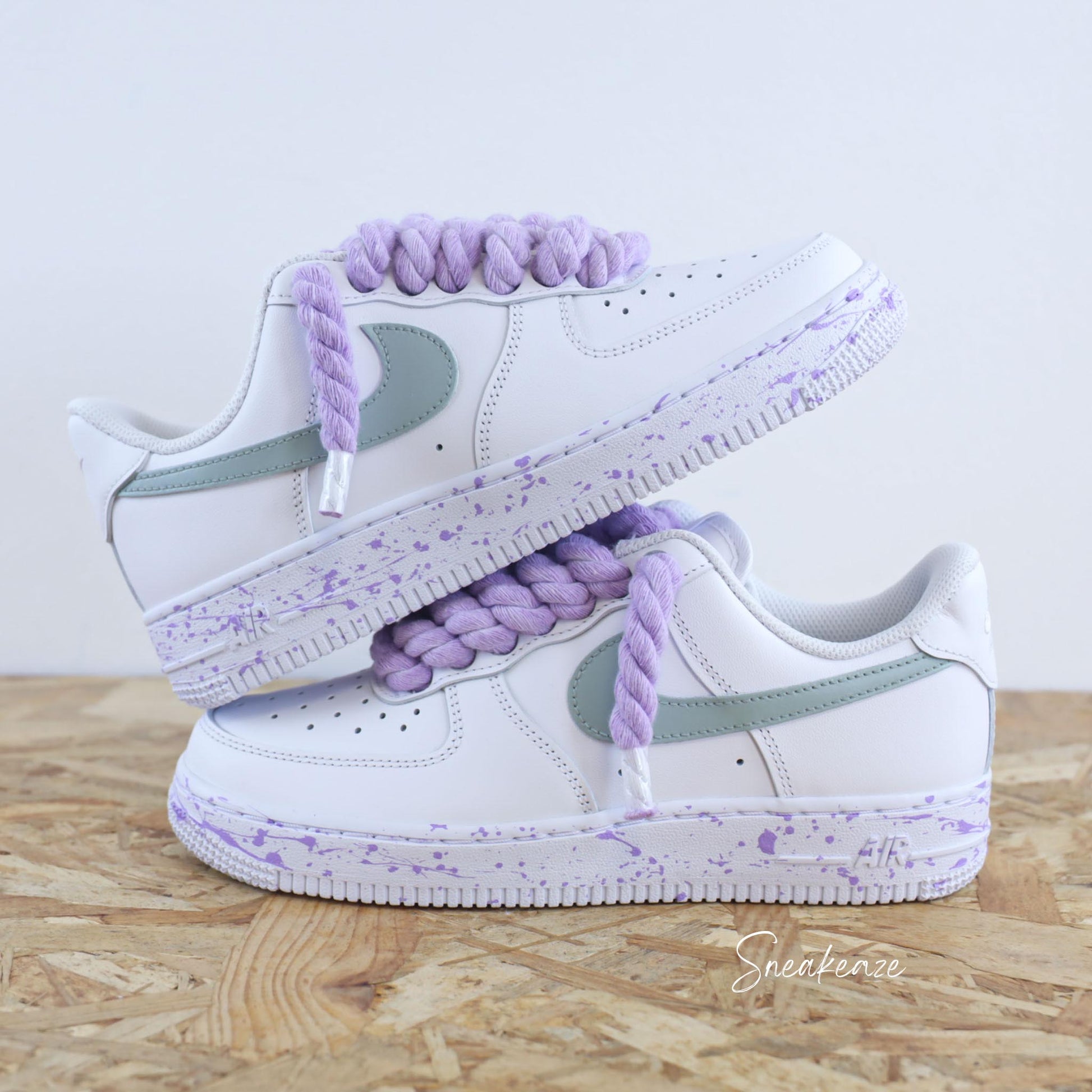 Baskets Nike Air Force 1 custom Lacets Corde lila pastel et swoosh peint couleur vert de gris. Splash sur les semelles assortis sneakers rope laces sneakeaze custom