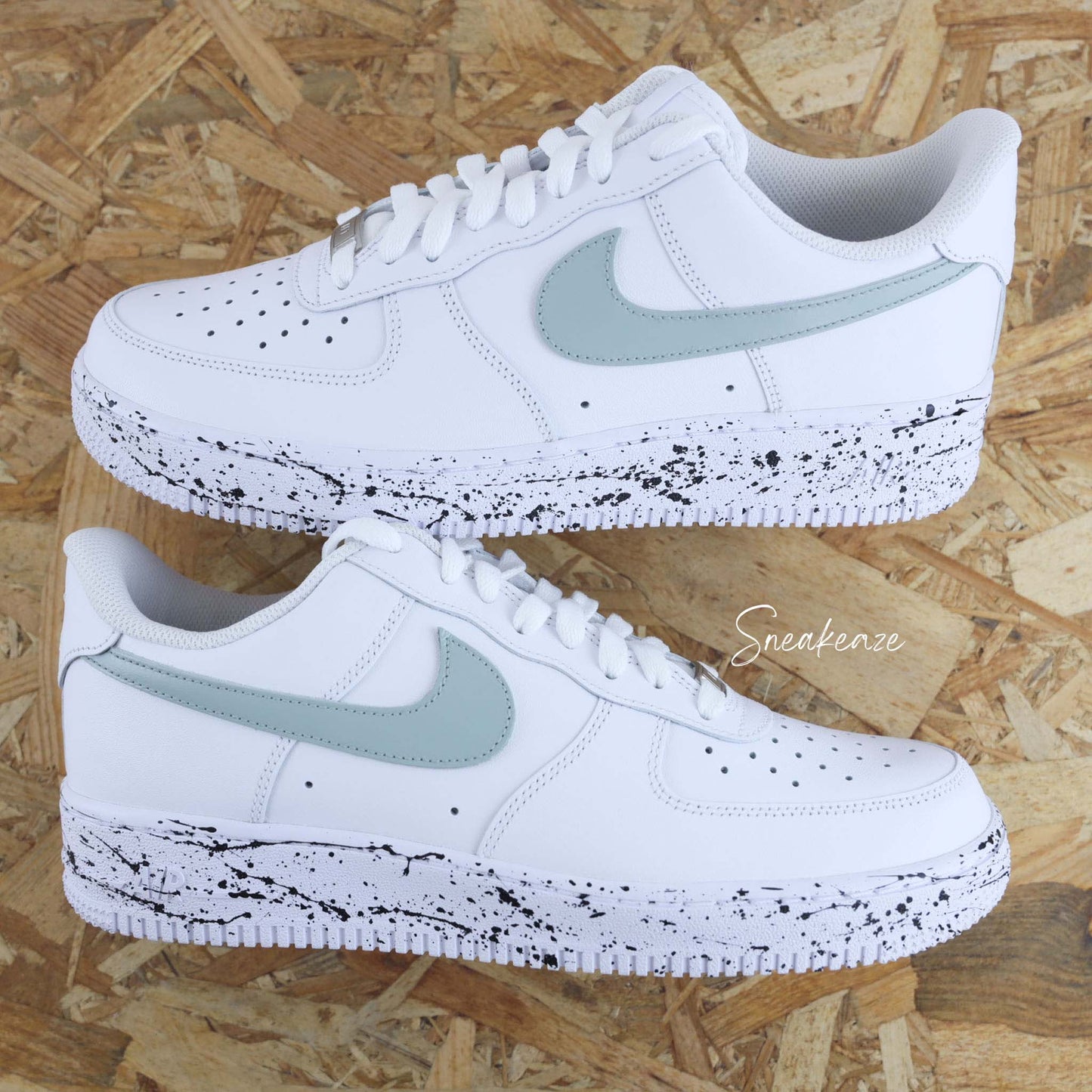 Nike Air Force 1 custom “Splash” – édition unique peinte à la main. Design blanc avec signes nike vert de gris et éclaboussures noir sur les semelles - sneakeaze customs