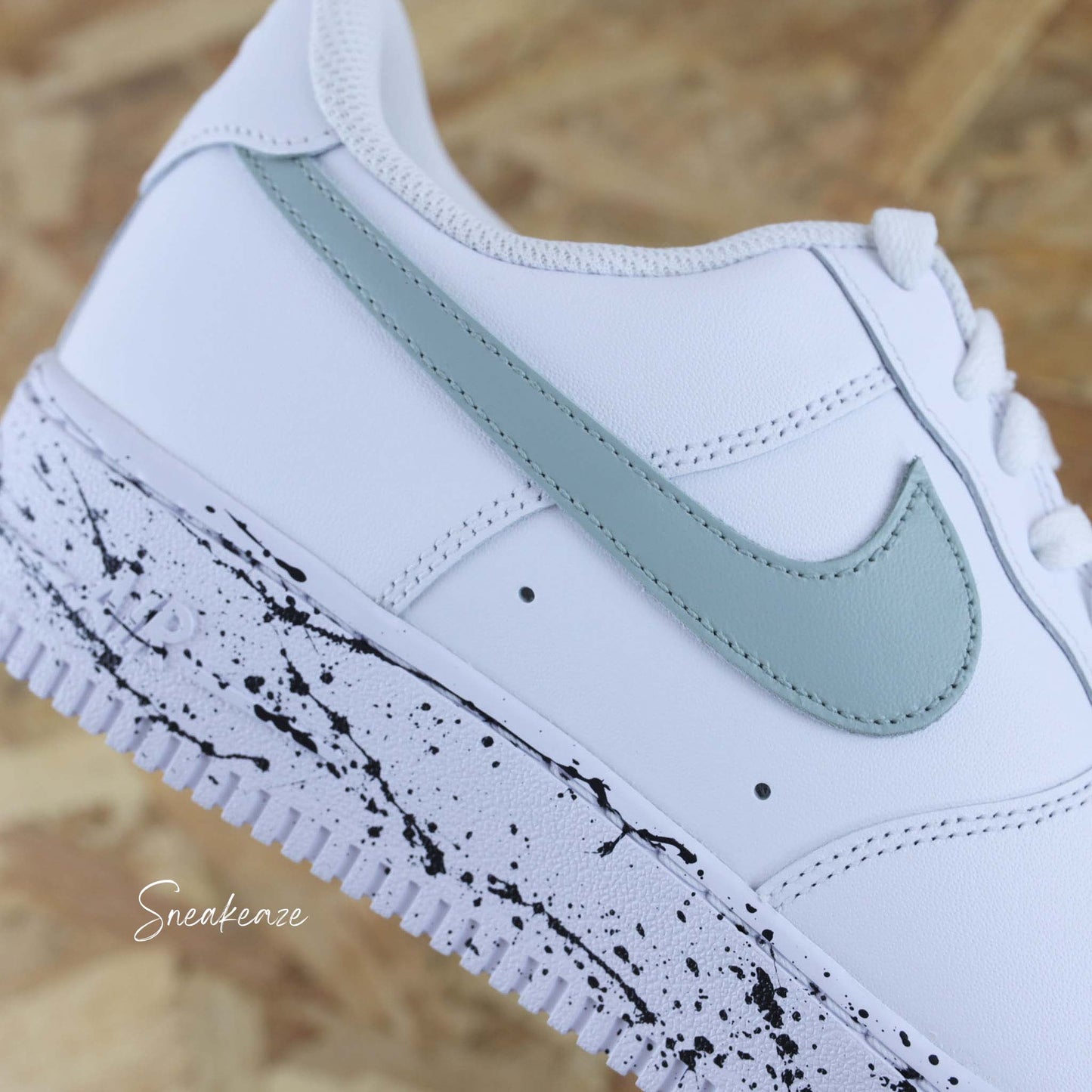 Nike Air Force 1 custom “Splash” – édition unique peinte à la main. Design blanc avec signes nike vert de gris et éclaboussures noir sur les semelles - sneakeaze customs
