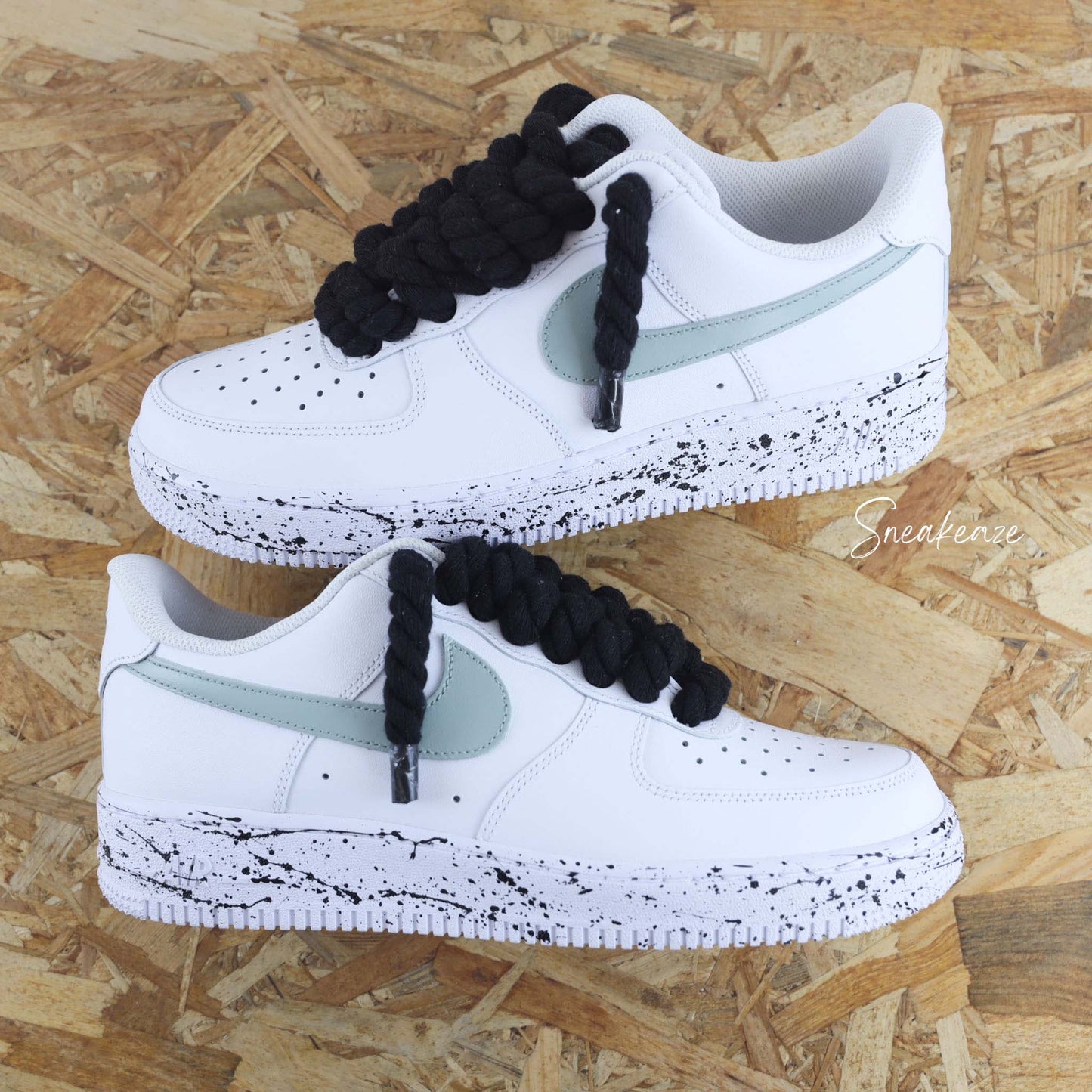 baskets nike air force 1 custom rope laces splash et swoosh couleur - gros lacets corde noir avec splash assorti et signes nike peint en couleur vert de gris pastel - sneakeaze skz custom