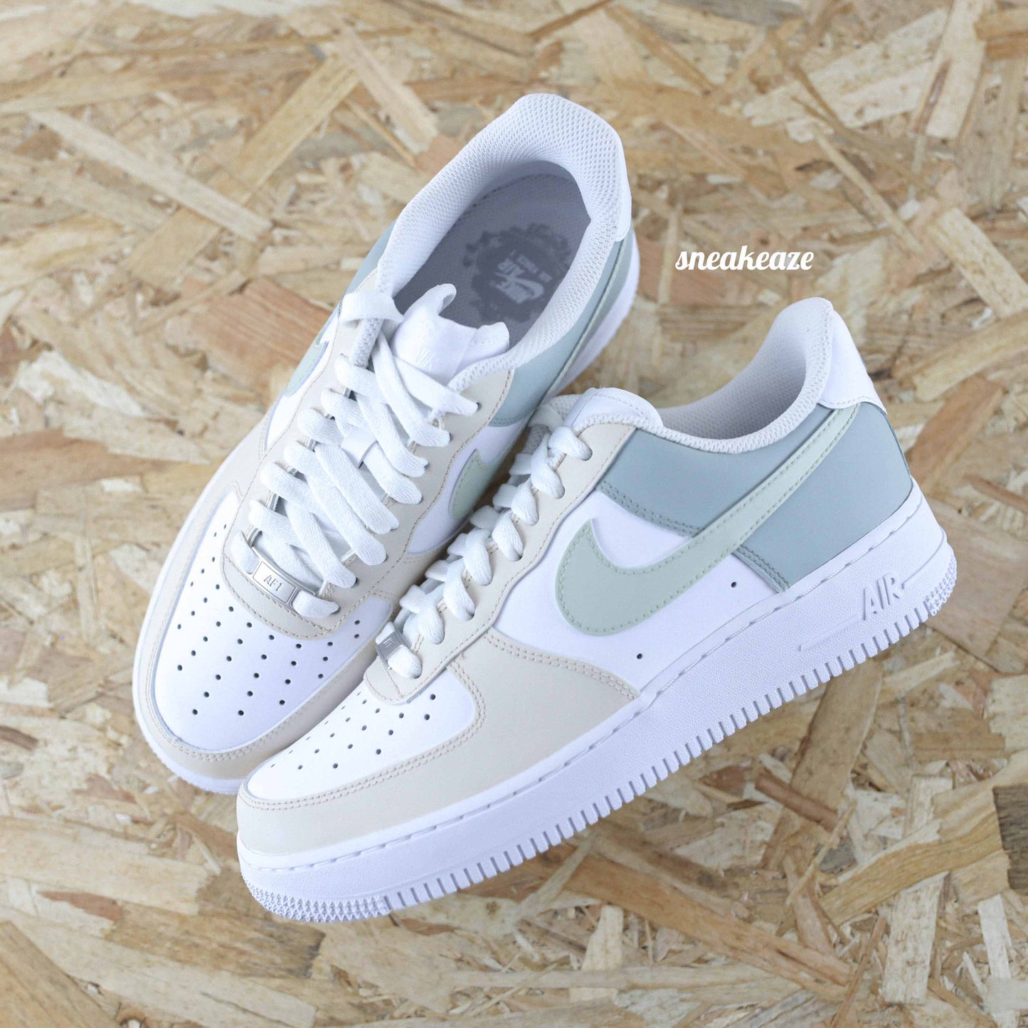 Baskets nike air force 1 custom color tones pastel wild beige clair et vert de grissneakeaze custom skz