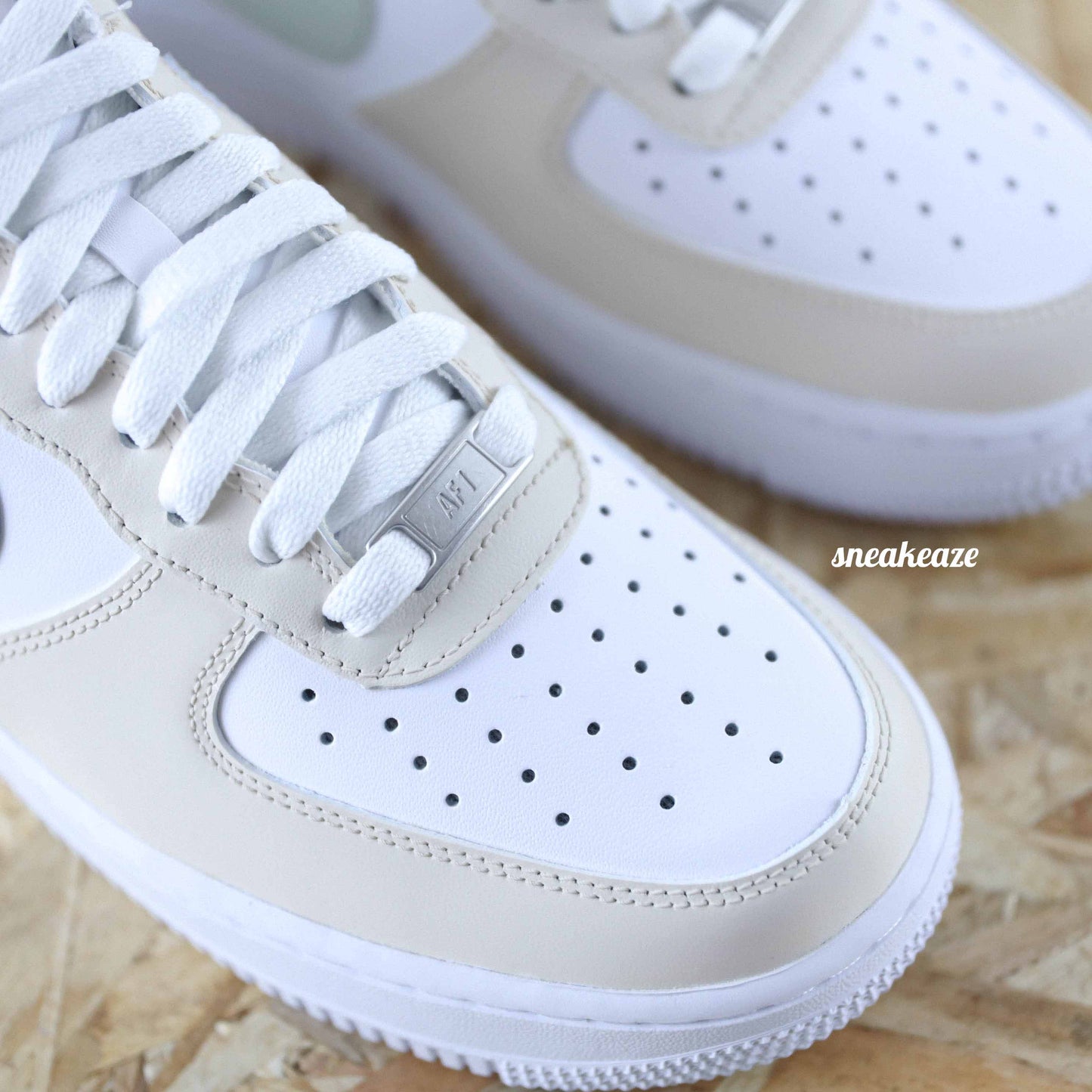 Baskets nike air force 1 custom color tones pastel wild beige clair et vert de grissneakeaze custom skz