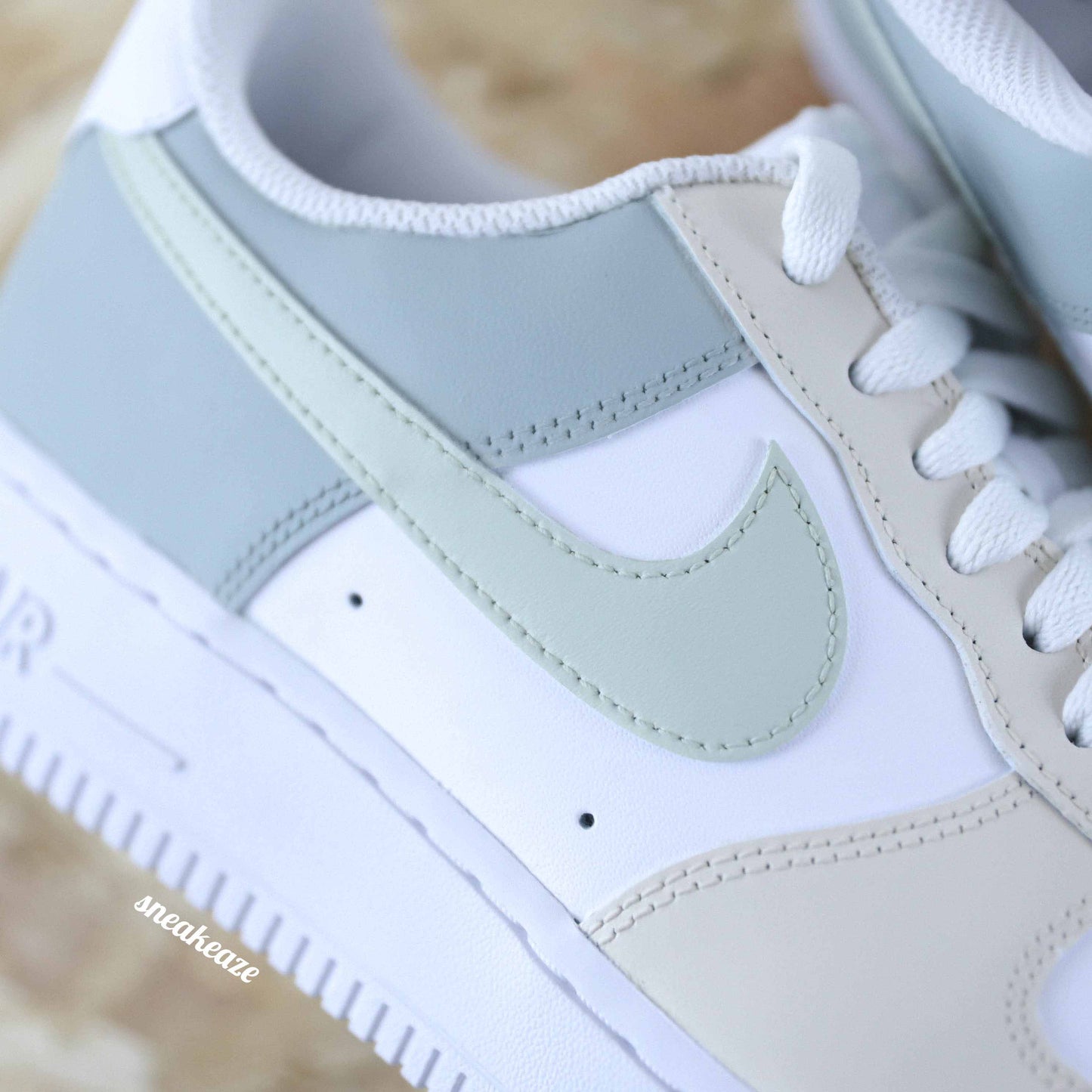 Baskets nike air force 1 custom color tones pastel wild beige clair et vert de grissneakeaze custom skz