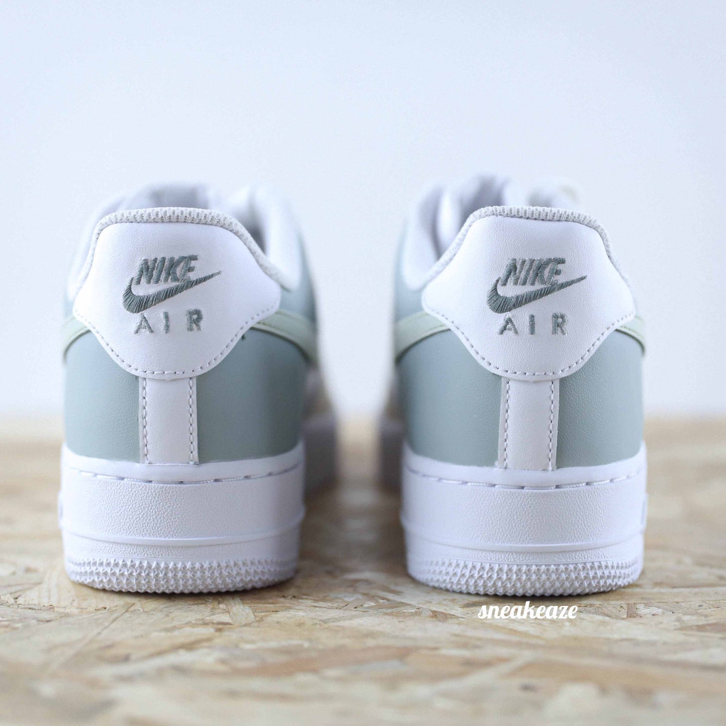 Baskets nike air force 1 custom color tones pastel wild beige clair et vert de grissneakeaze custom skz