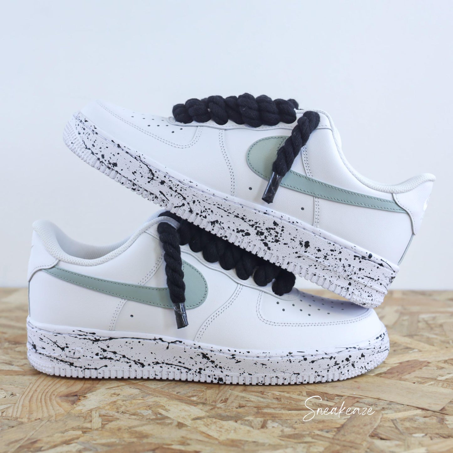 baskets nike air force 1 custom rope laces splash et swoosh couleur - gros lacets corde noir avec splash assorti et signes nike peint en couleur vert de gris pastel - sneakeaze skz custom