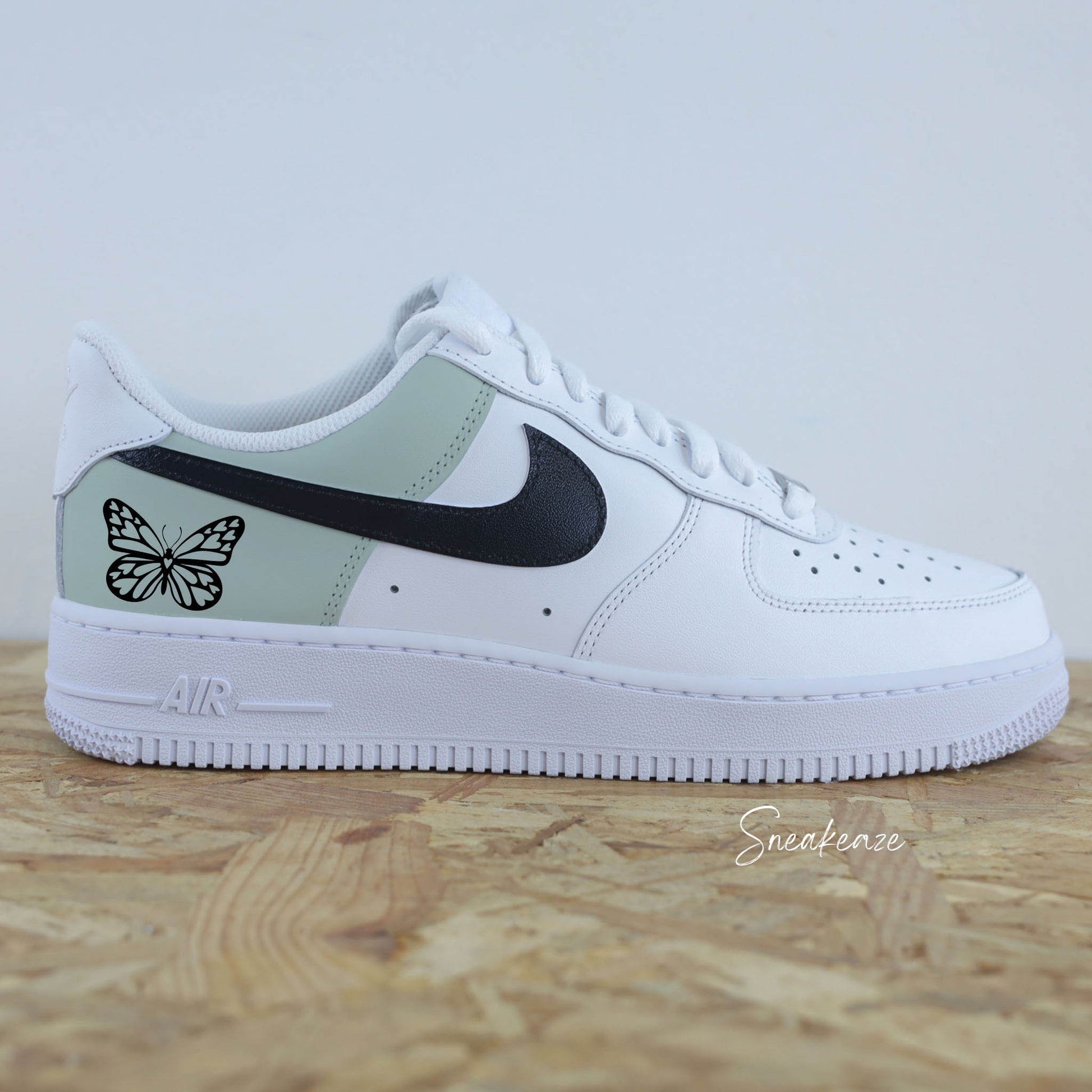 Baskets Nike Air Force 1 custom color block vert de gris pastel avec signes nike peint en noir et papillon sneakeaze custom