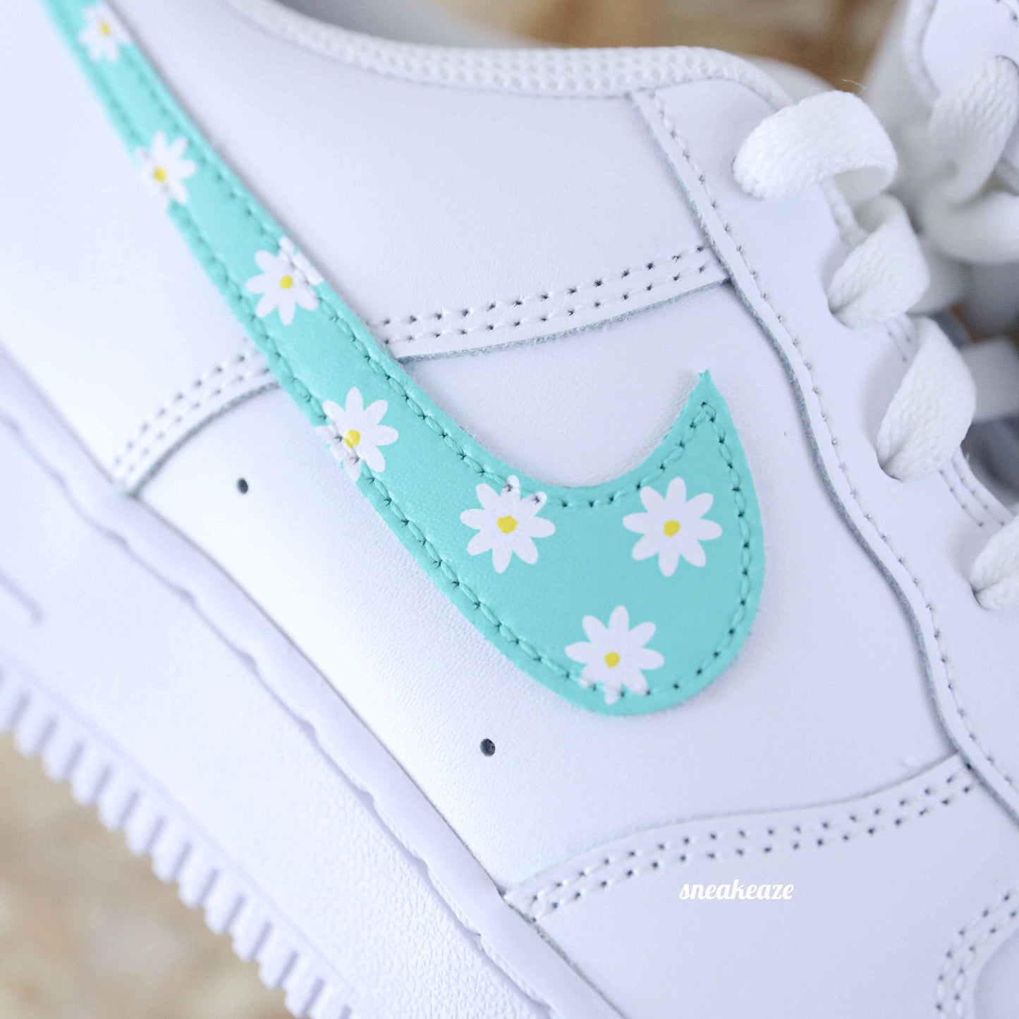 nike air force 1 custom swoosh bleu pastel motifs marguerites sneakers enfant AF1 personnalisé basket peint à la main