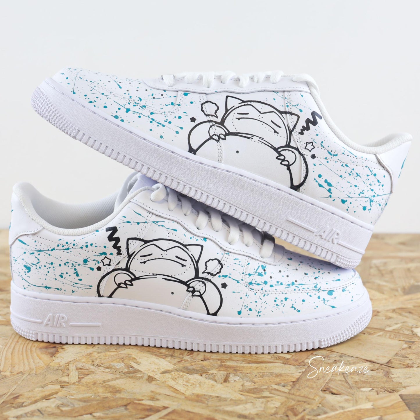 Baskets Nike Air force 1 Pokémon ronflex peint à la main sur les côtés extérieurs avec splash turquoise - sneakeaze custom