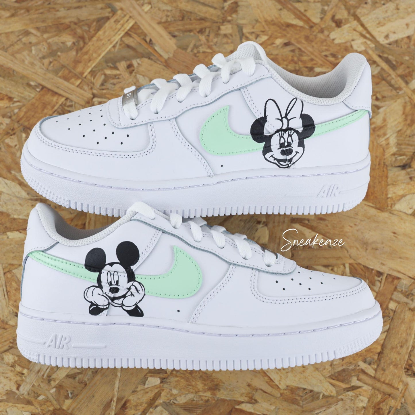 baskets nike air force 1 personnalisées - sneakers mickey et minnie disney custom couleur pastel sneakeaze customs skz