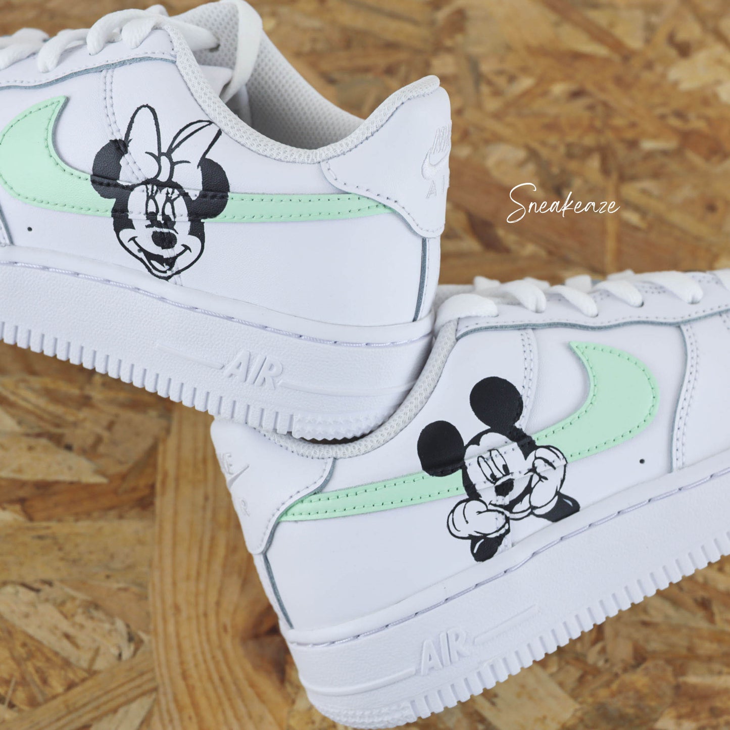 baskets nike air force 1 personnalisées - sneakers mickey et minnie disney custom couleur pastel sneakeaze customs skz