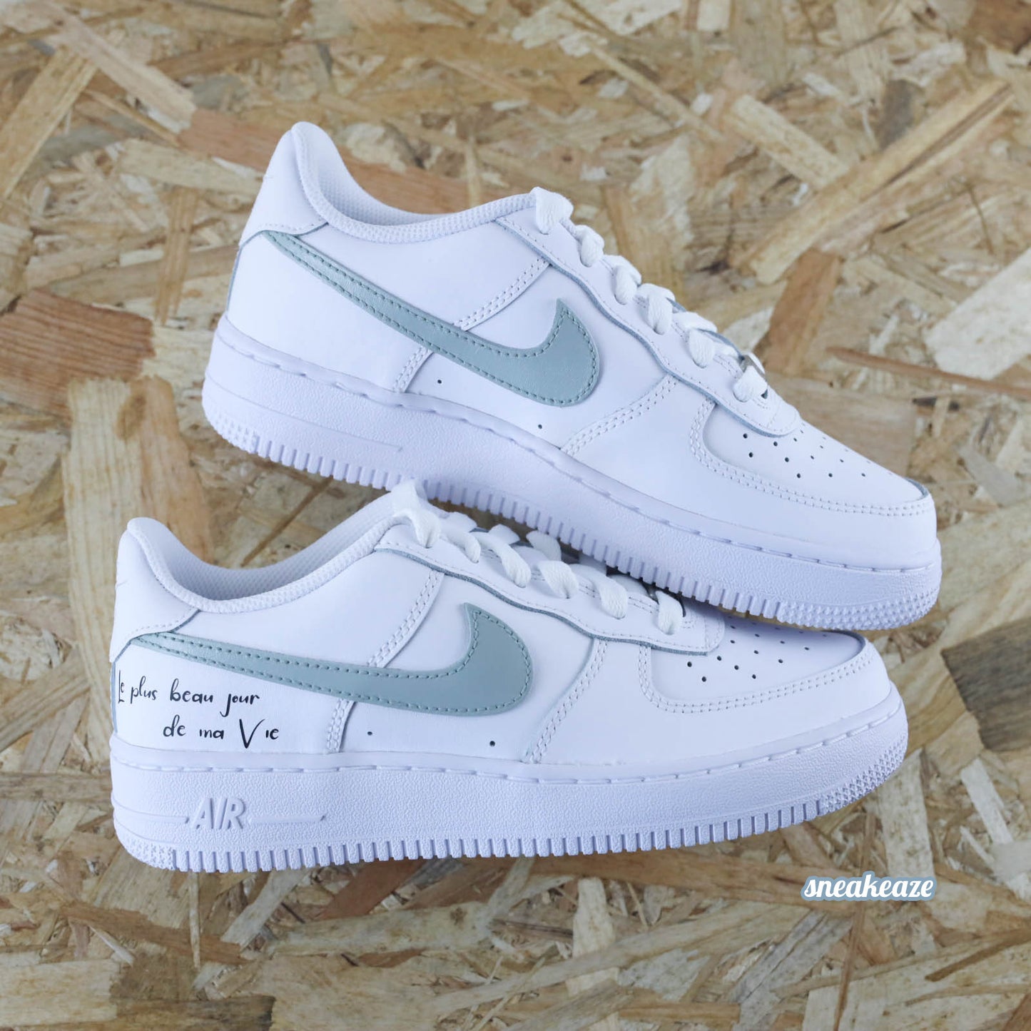 Nike Air Force 1 basses blanches en cuir custom, Démarquez-vous avec une paire de sneakers personnalisable "le plus beau jour de ma vie" qui sort vraiment de l’ordinaire pour le jour J. Je dis OUI !