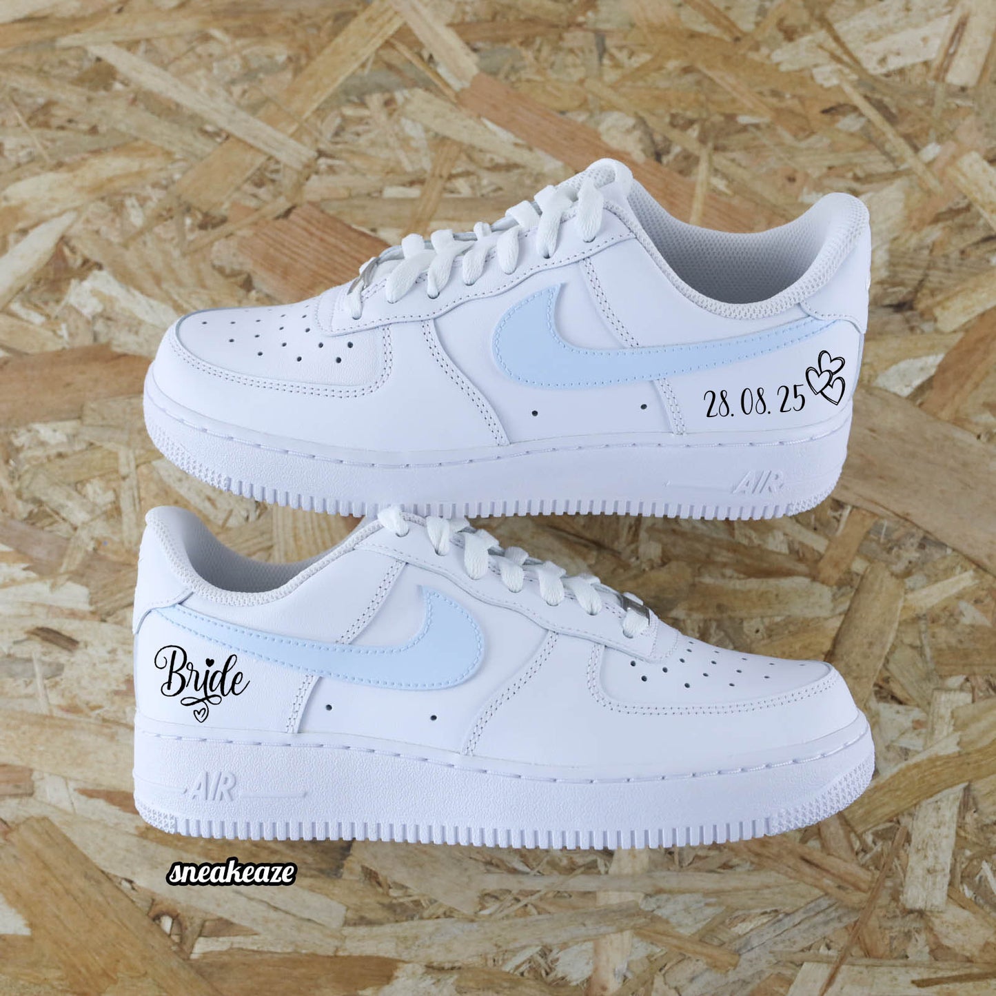 baskets personnalisées mariage nike air force 1 custom mariage couleur baby blue bleu clair inscription du mot bride et date du mariage wedding sneakeaze customs skz