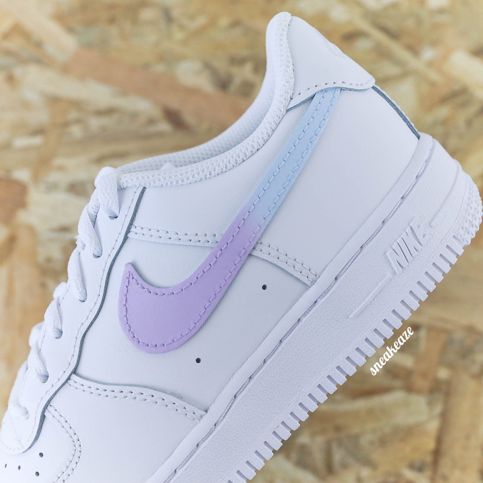baskets nike air force 1 custom enfant - swoosh dégradé pastel sneakeaze skz customs