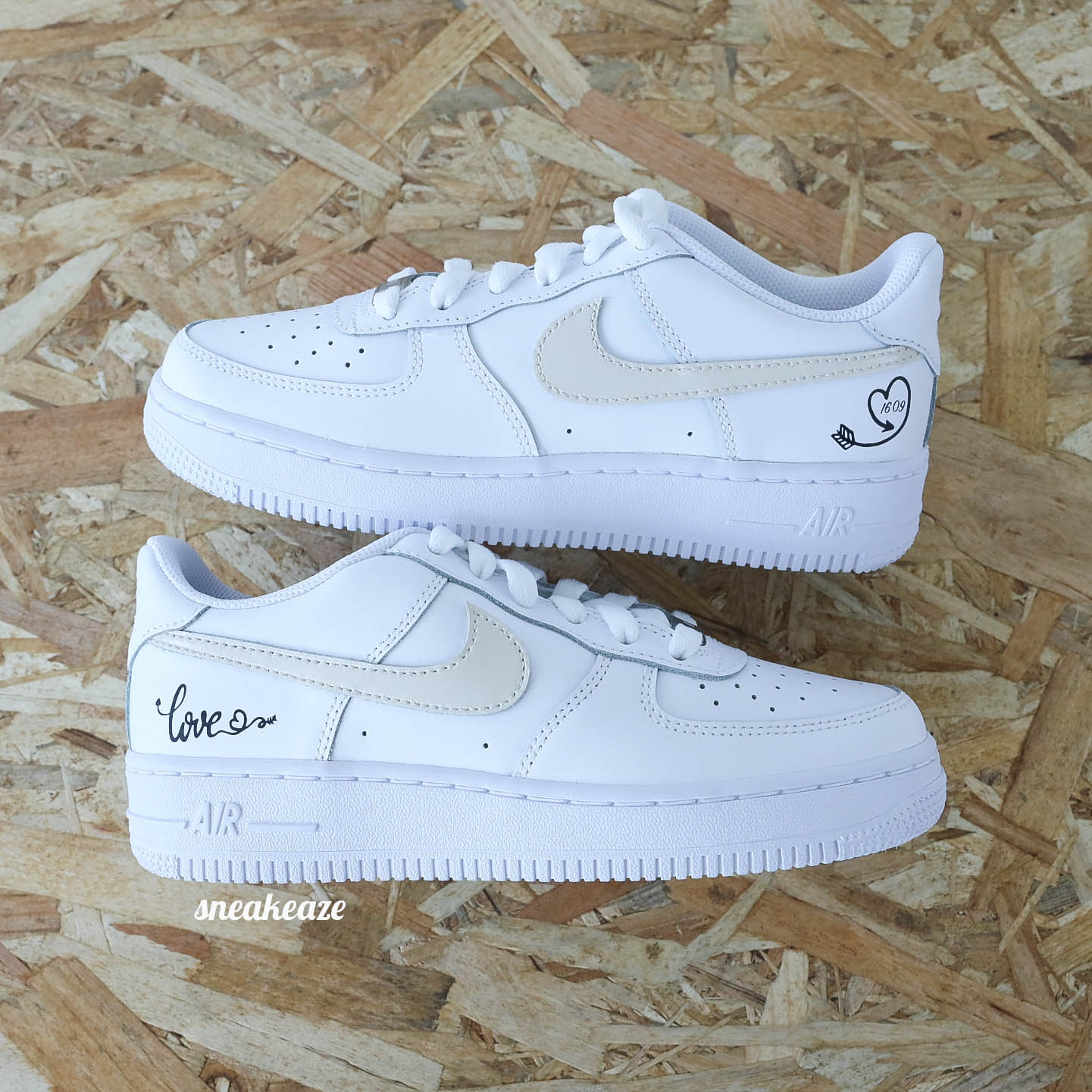 Nike Air Force 1 basses blanches en cuir, Démarquez-vous avec une paire de sneakers personnalisable avec votre date de mariage et les signes Nike beige clair qui sort vraiment de l’ordinaire pour le jour J. Je dis OUI !