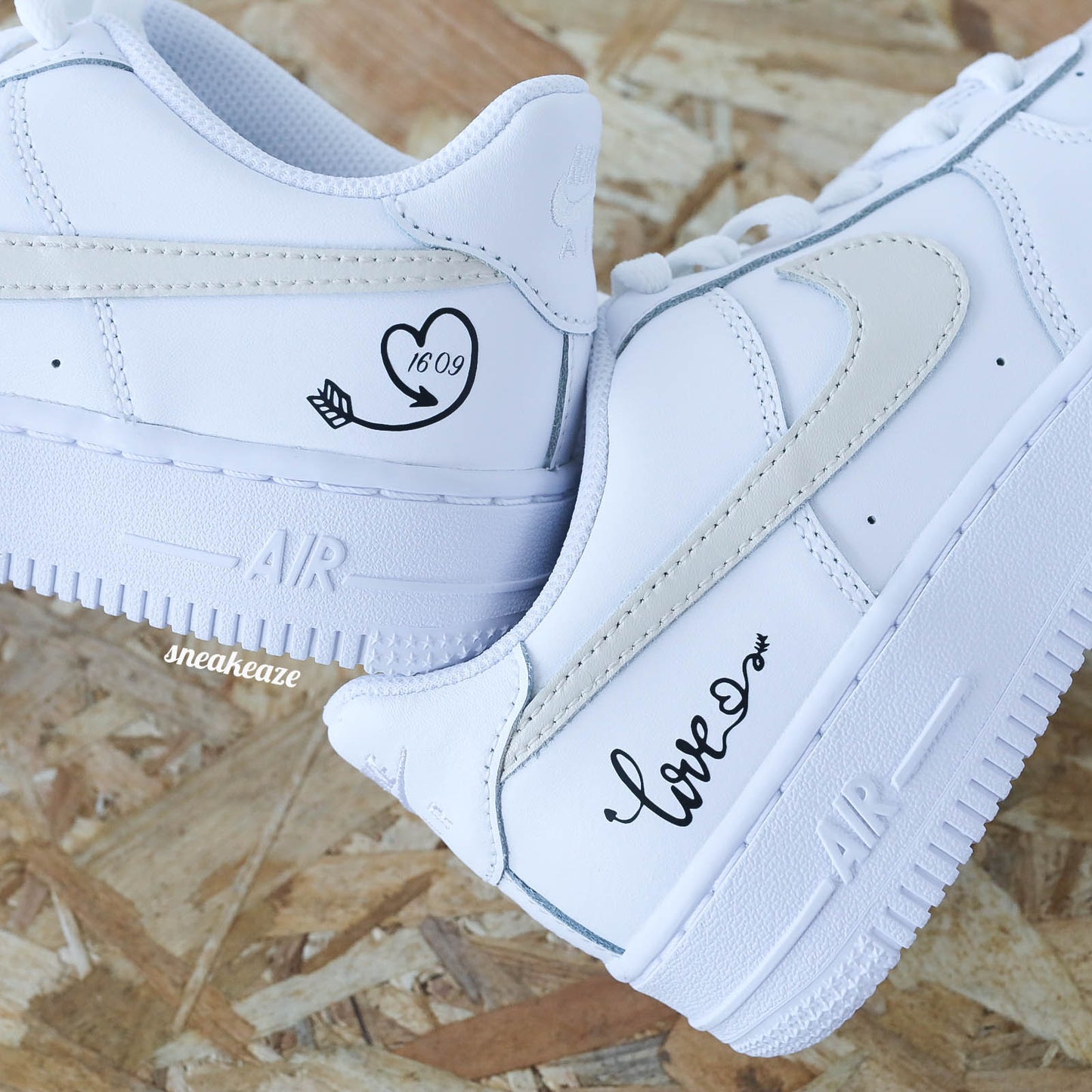 Nike Air Force 1 basses blanches en cuir, Démarquez-vous avec une paire de sneakers personnalisable avec votre date de mariage et les signes Nike beige clair qui sort vraiment de l’ordinaire pour le jour J. Je dis OUI !