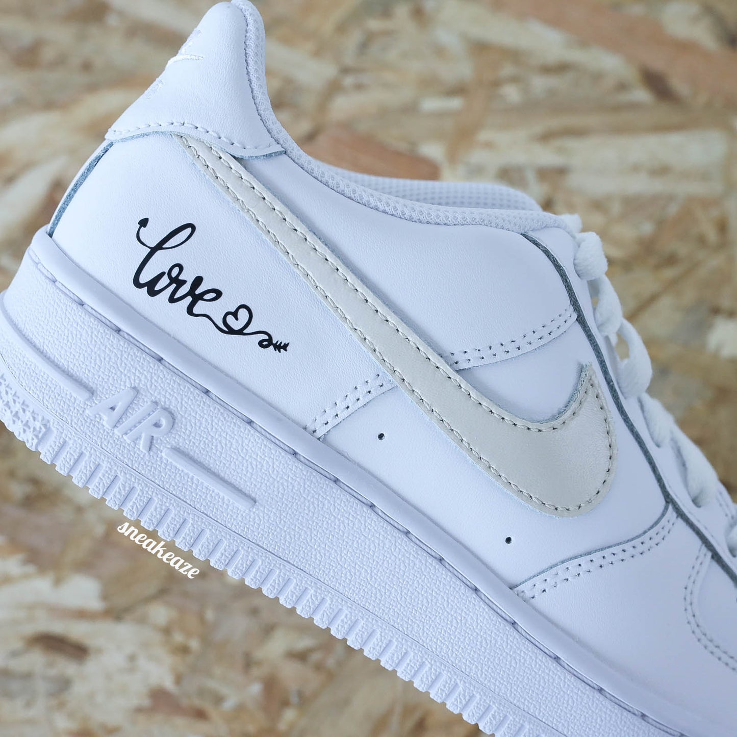 Nike Air Force 1 basses blanches en cuir, Démarquez-vous avec une paire de sneakers personnalisable avec votre date de mariage et les signes Nike beige clair qui sort vraiment de l’ordinaire pour le jour J. Je dis OUI !