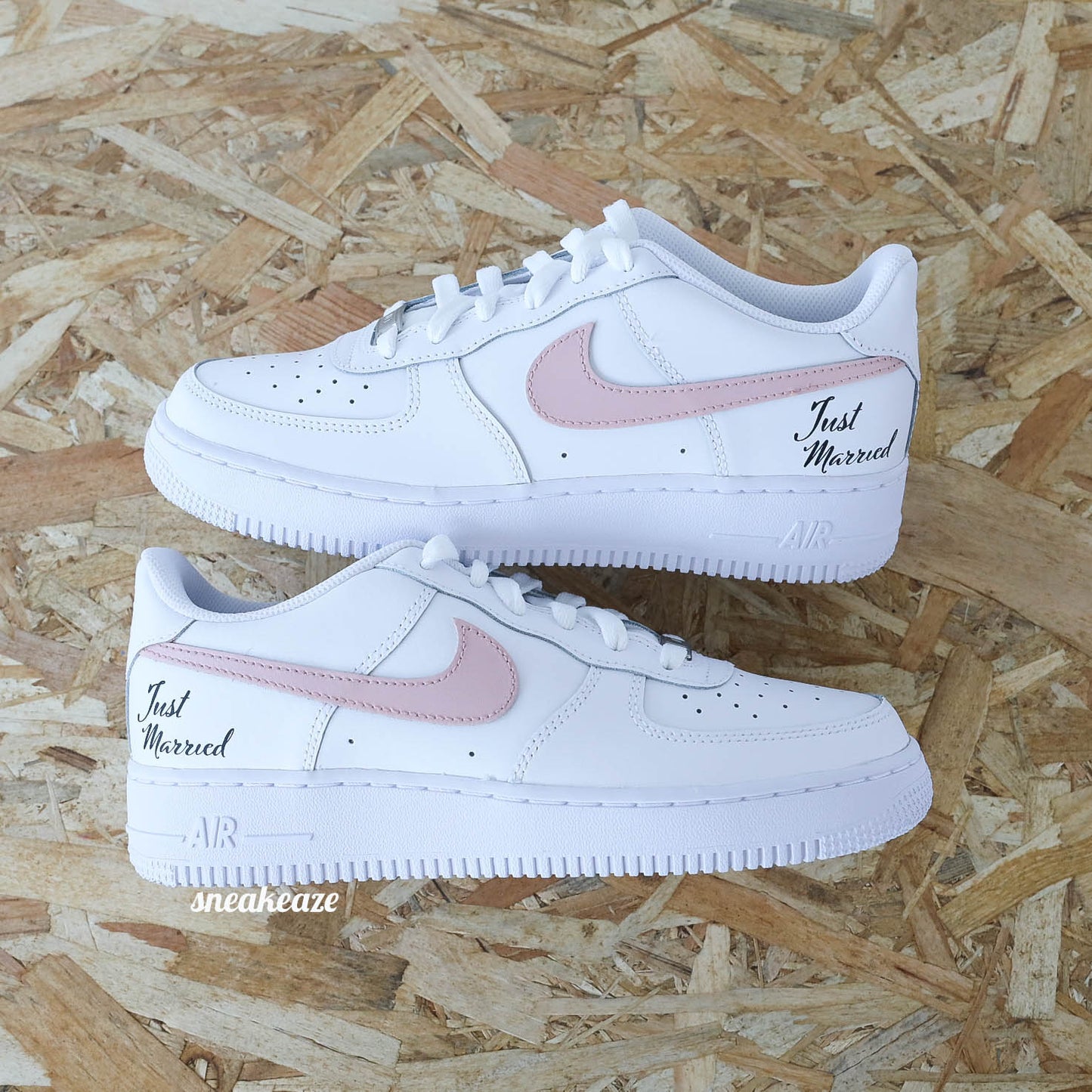 Nike Air Force 1 basses blanches en cuir custom, Démarquez-vous avec une paire de sneakers personnalisable pour votre mariage "just wedding" avec vos initiales et la date du grand jour à l'arrière des baskets. Des sneakers qui sortent vraiment de l’ordinaire pour le jour J. Je dis OUI ! wedding day.