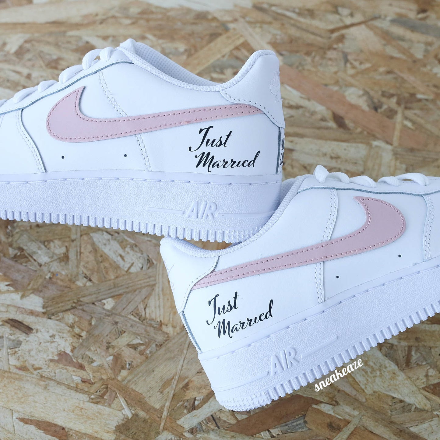 Nike Air Force 1 basses blanches en cuir custom, Démarquez-vous avec une paire de sneakers personnalisable pour votre mariage "just wedding" avec vos initiales et la date du grand jour à l'arrière des baskets. Des sneakers qui sortent vraiment de l’ordinaire pour le jour J. Je dis OUI ! wedding day.