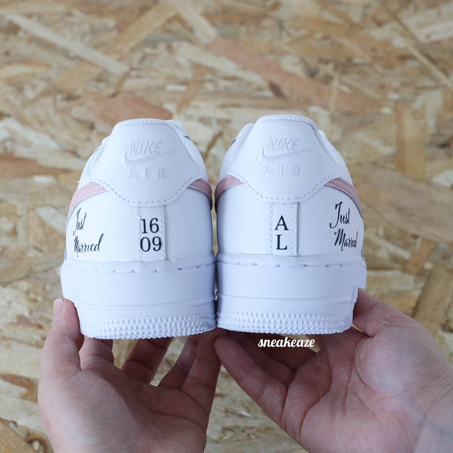 Nike Air Force 1 basses blanches en cuir custom, Démarquez-vous avec une paire de sneakers personnalisable pour votre mariage "just wedding" avec vos initiales et la date du grand jour à l'arrière des baskets. Des sneakers qui sortent vraiment de l’ordinaire pour le jour J. Je dis OUI ! wedding day.