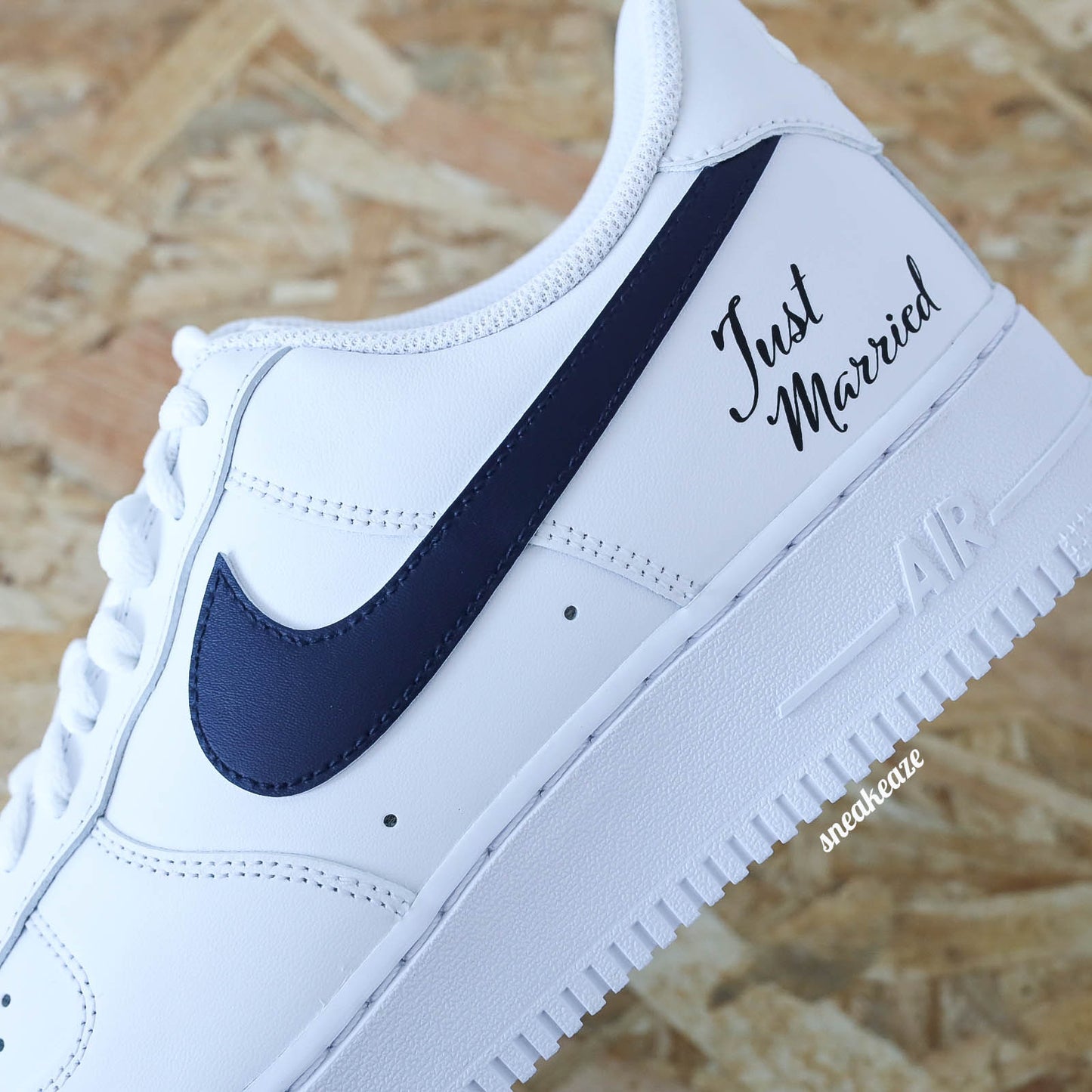 Nike Air Force 1 basses blanches en cuir custom, Démarquez-vous avec une paire de sneakers personnalisable pour votre mariage "just wedding" avec vos initiales et la date du grand jour à l'arrière des baskets. Des sneakers qui sortent vraiment de l’ordinaire pour le jour J. Je dis OUI ! wedding day.
