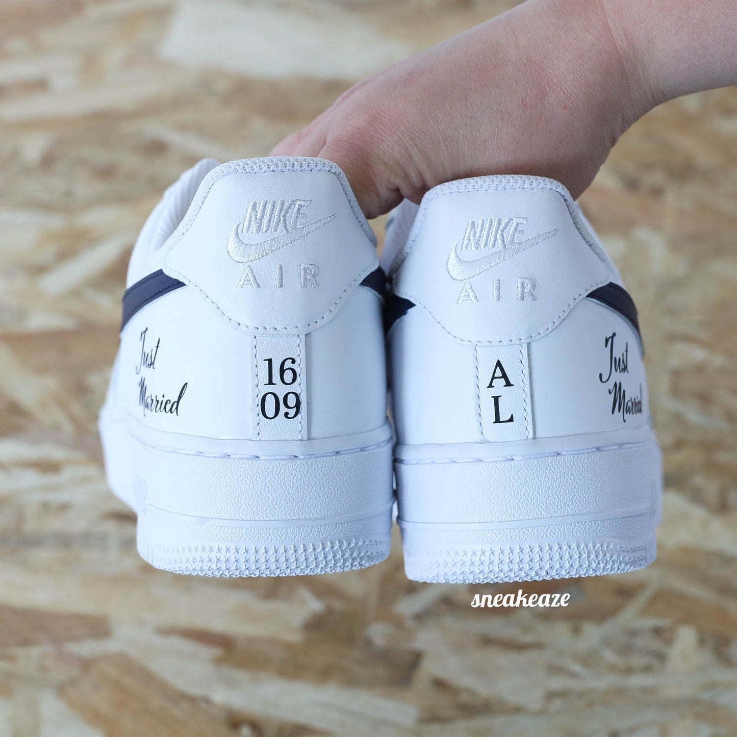 Nike Air Force 1 basses blanches en cuir custom, Démarquez-vous avec une paire de sneakers personnalisable pour votre mariage "just wedding" avec vos initiales et la date du grand jour à l'arrière des baskets. Des sneakers qui sortent vraiment de l’ordinaire pour le jour J. Je dis OUI ! wedding day.