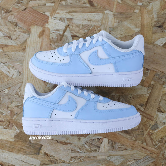 Baskets nike air force 1 custom enfant unc blue pastel sneakeaze customs skz sneakers AF1 personnalisé customisé unisexe