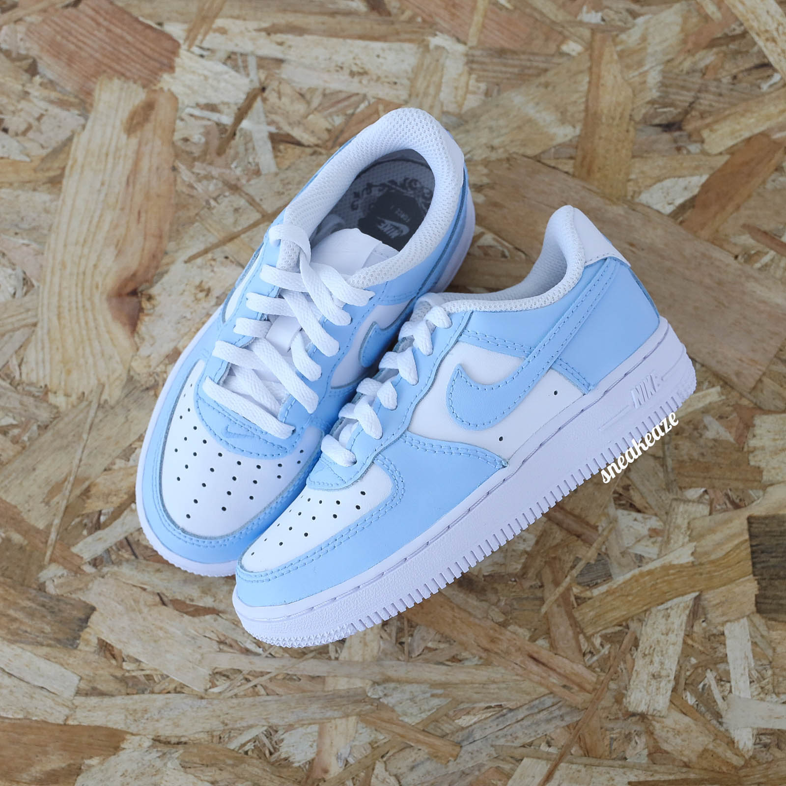Baskets nike air force 1 custom enfant unc blue pastel sneakeaze customs skz sneakers AF1 personnalisé customisé unisexe