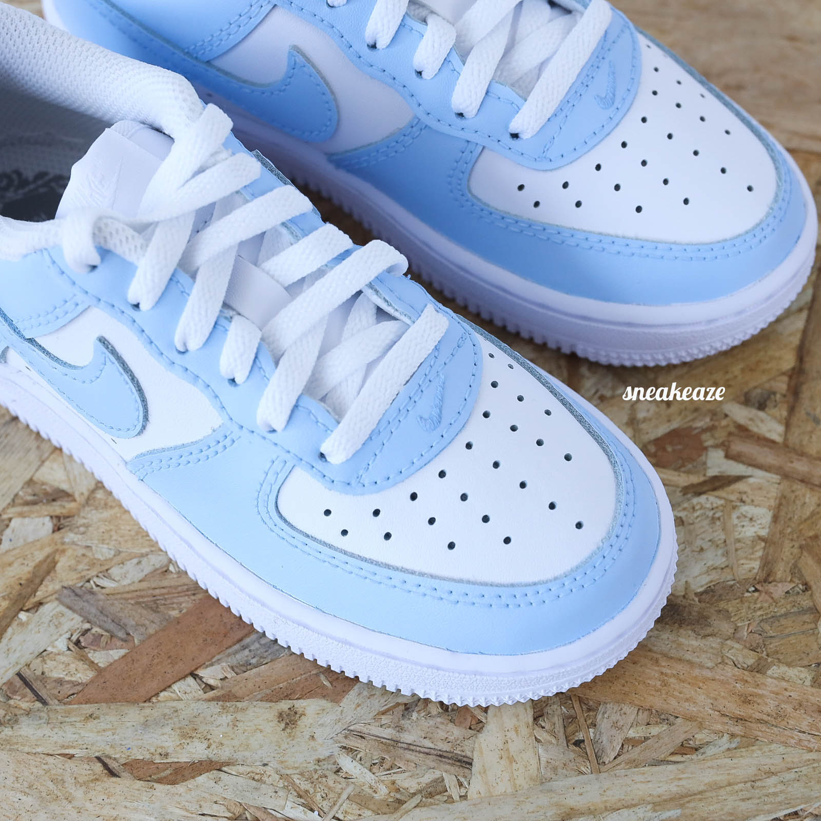 Baskets nike air force 1 custom enfant unc blue pastel sneakeaze customs skz sneakers AF1 personnalisé customisé unisexe