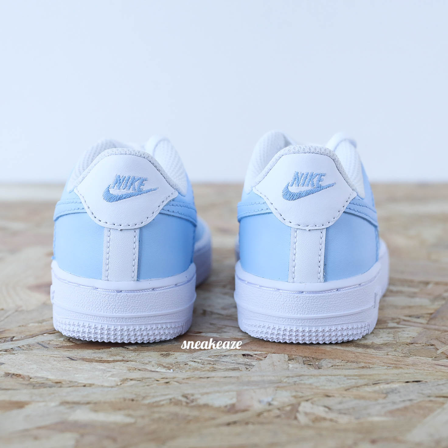 Baskets nike air force 1 custom enfant unc blue pastel sneakeaze customs skz sneakers AF1 personnalisé customisé unisexe