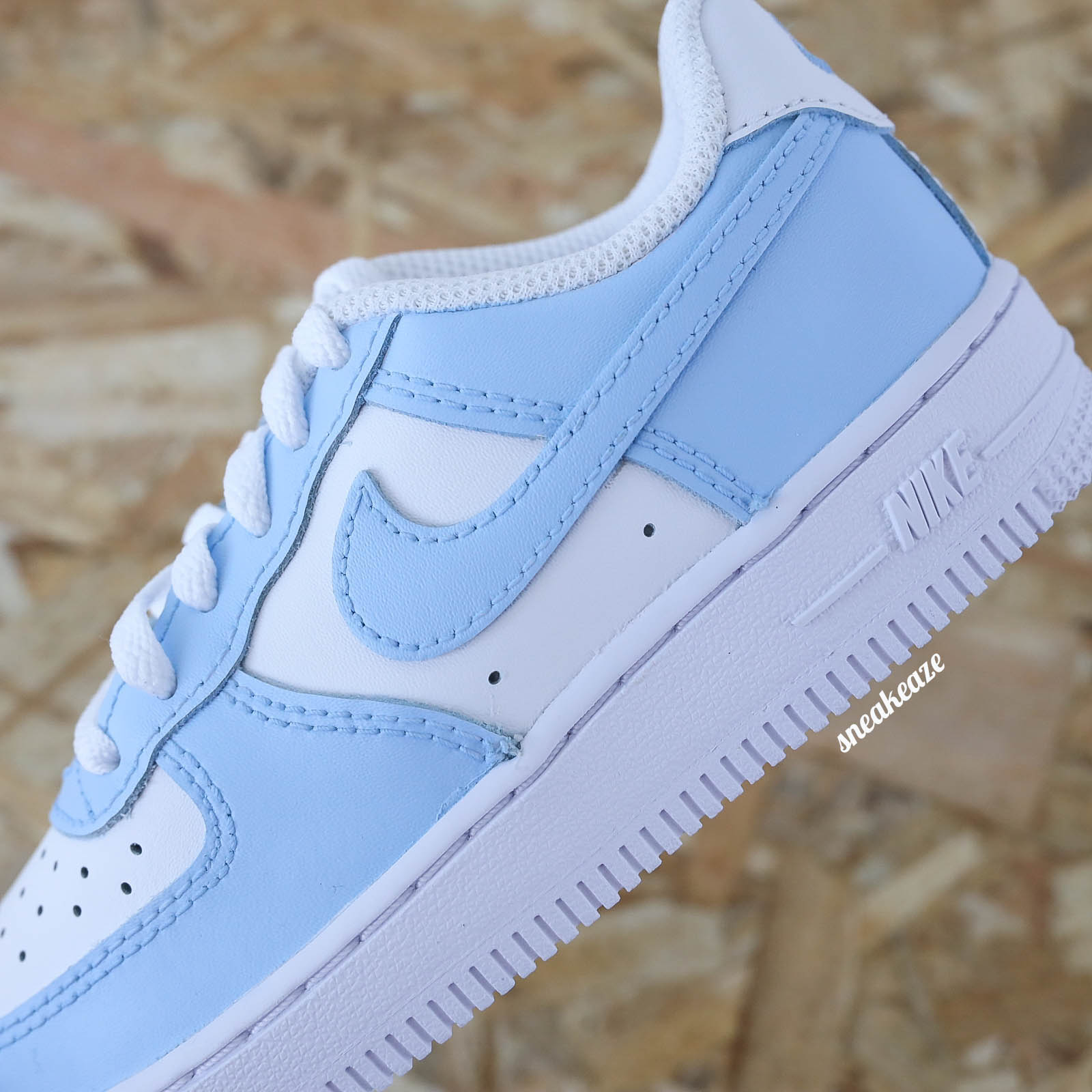 Baskets nike air force 1 custom enfant unc blue pastel sneakeaze customs skz sneakers AF1 personnalisé customisé unisexe