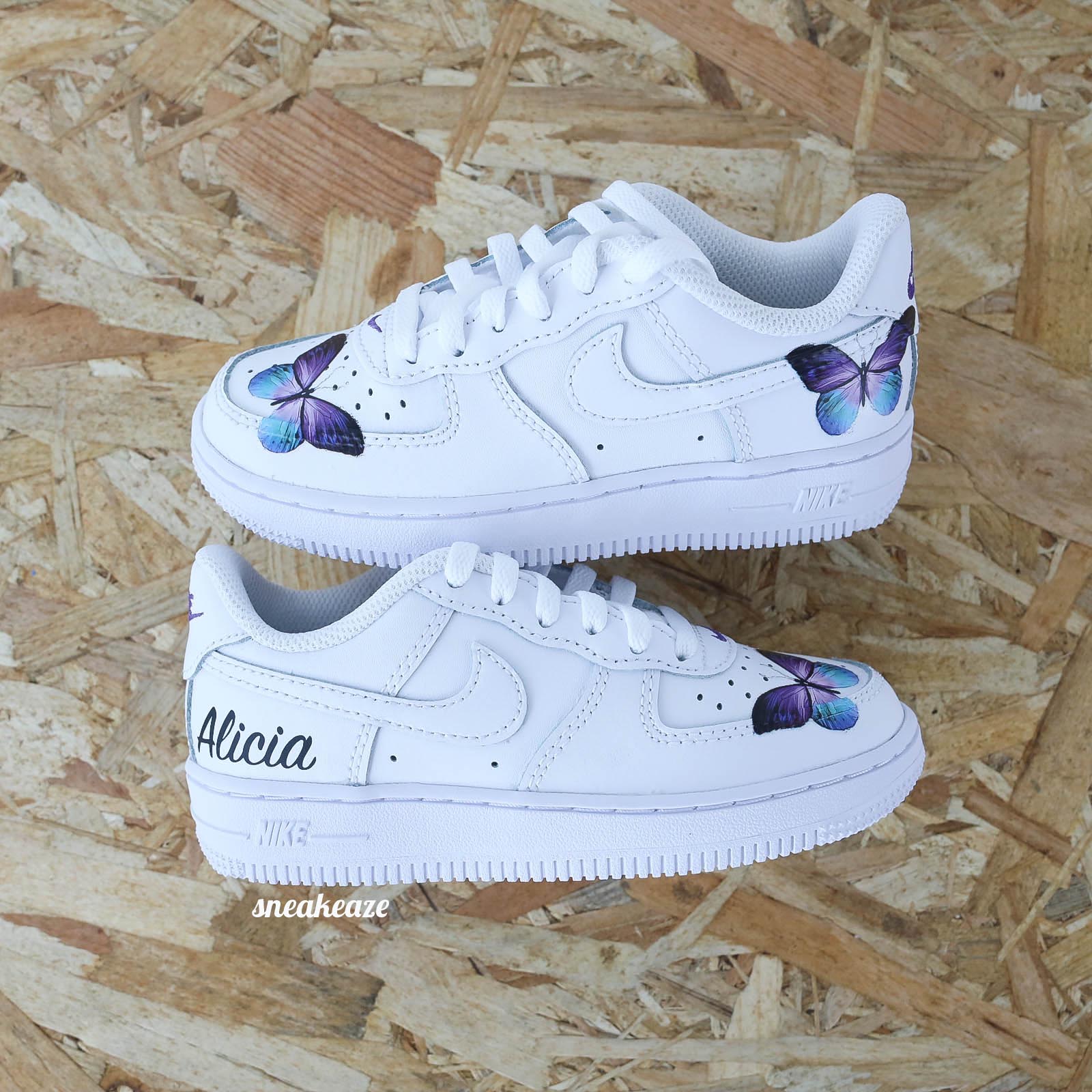 baskets nike air force 1 custom pour les enfants ou bébé - motifs papillons et personnalisation avec le prénom - sneakeaze customs skz