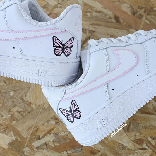 baskets nike air force 1 custom AF1 silhouette baby pink papillons rose pastel sneakeaze skz custom