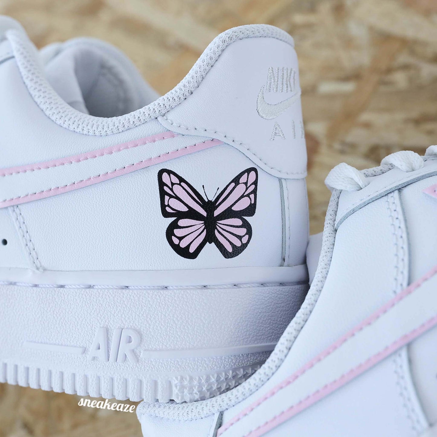 baskets nike air force 1 custom AF1 silhouette baby pink papillons rose pastel sneakeaze skz custom