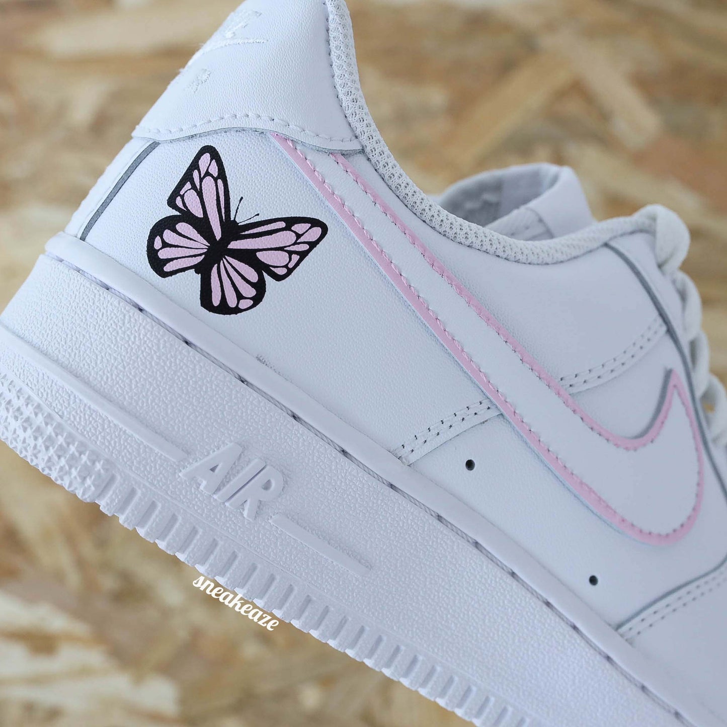 baskets nike air force 1 custom AF1 silhouette baby pink papillons rose pastel sneakeaze skz custom