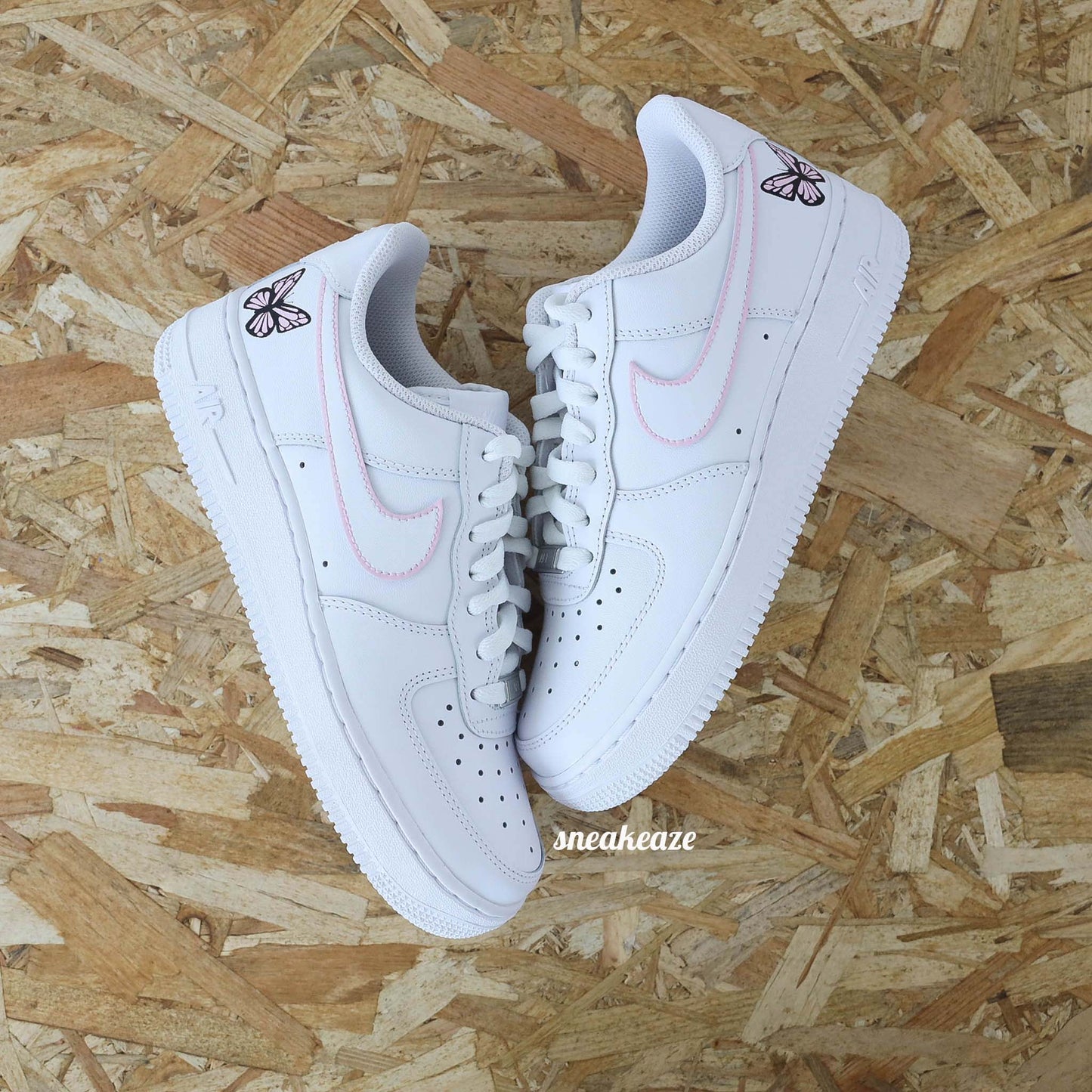 baskets nike air force 1 custom AF1 silhouette baby pink papillons rose pastel sneakeaze skz custom