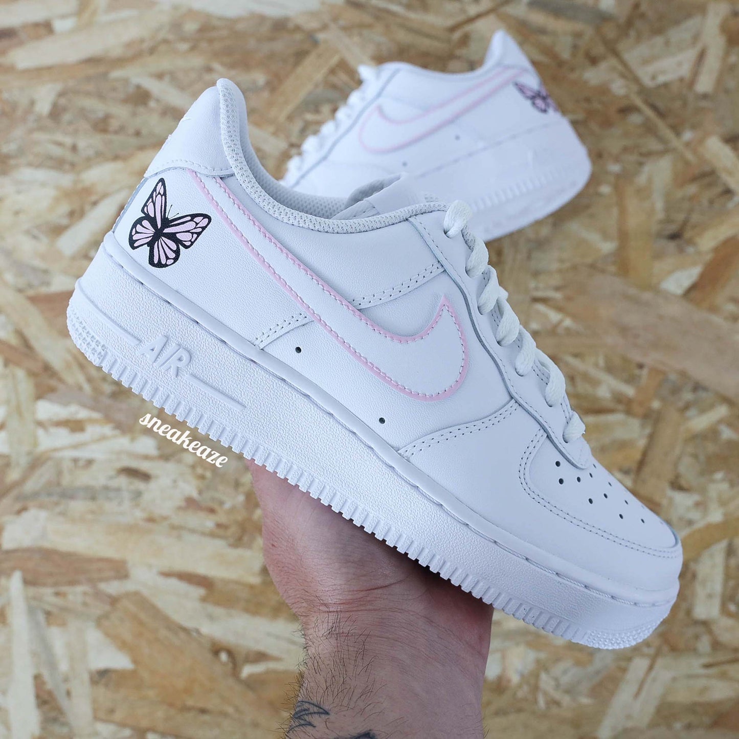 baskets nike air force 1 custom AF1 silhouette baby pink papillons rose pastel sneakeaze skz custom