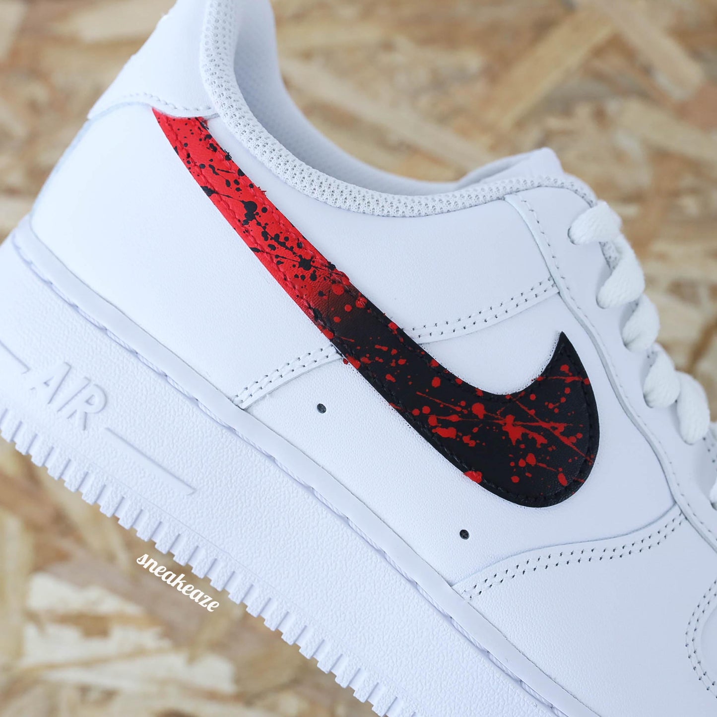 Baskets Nike Air force 1 custom - swoosh Bulls splash noir et rouge - sneakeaze customs skz