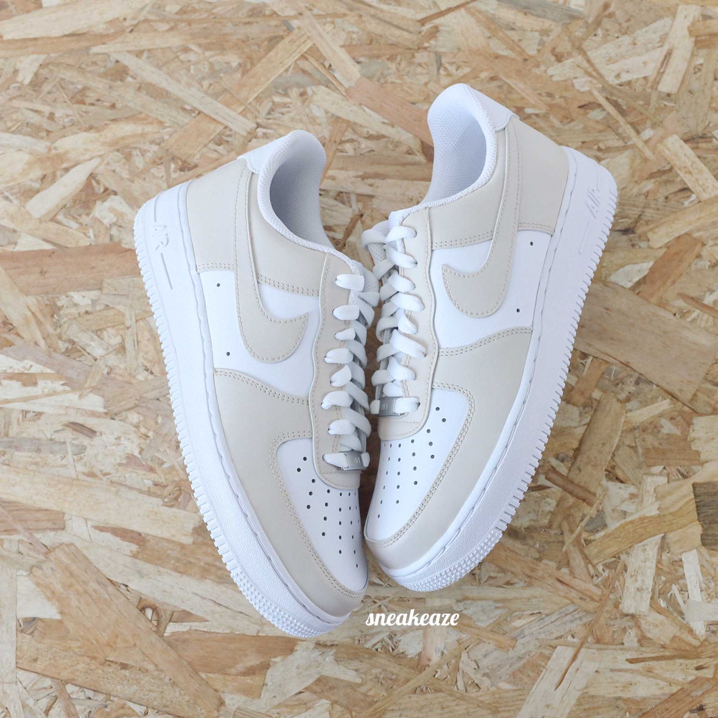Baskets nike air force 1 custom color tones beige clair sneakeaze custom skz