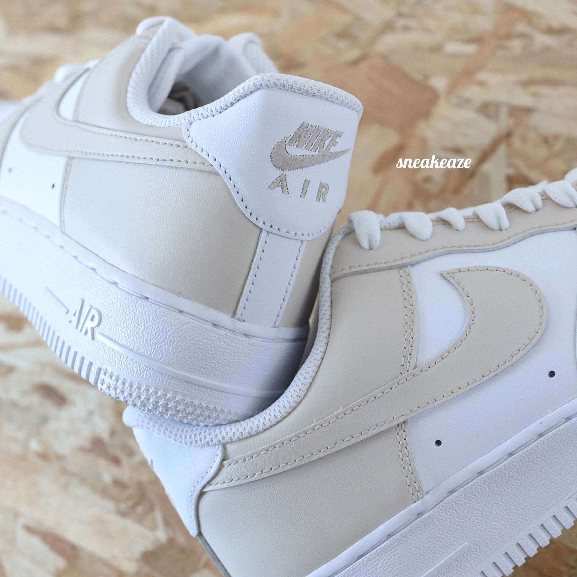 Baskets nike air force 1 custom color tones beige clair sneakeaze custom skz